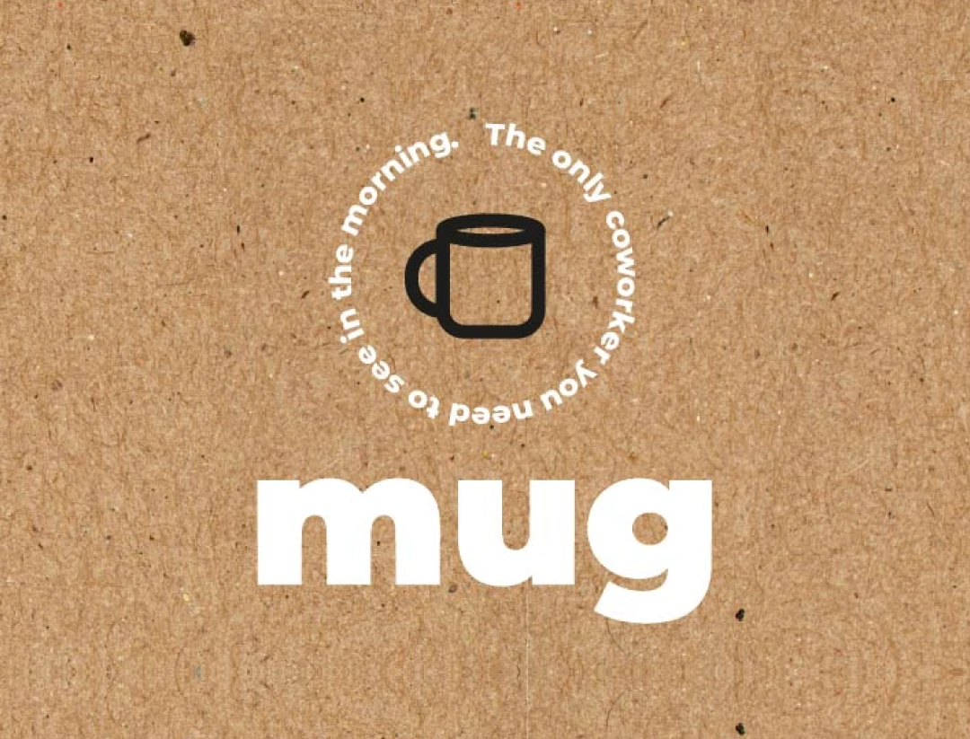 Badge circulaire logo "mug — The only coworker you need to see in the morning" sur fond kraft naturel — identité visuelle autodérisoire et minimaliste, Tartelette Concept graphiste Toulouse