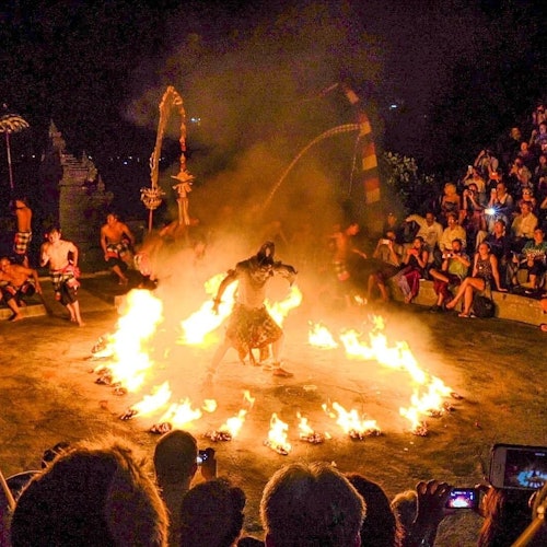 乌鲁瓦图卡查克和火舞表演