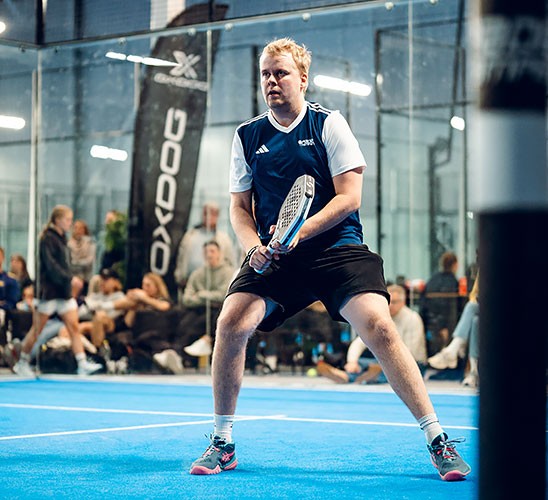 Antti Kampman padel-kentällä 