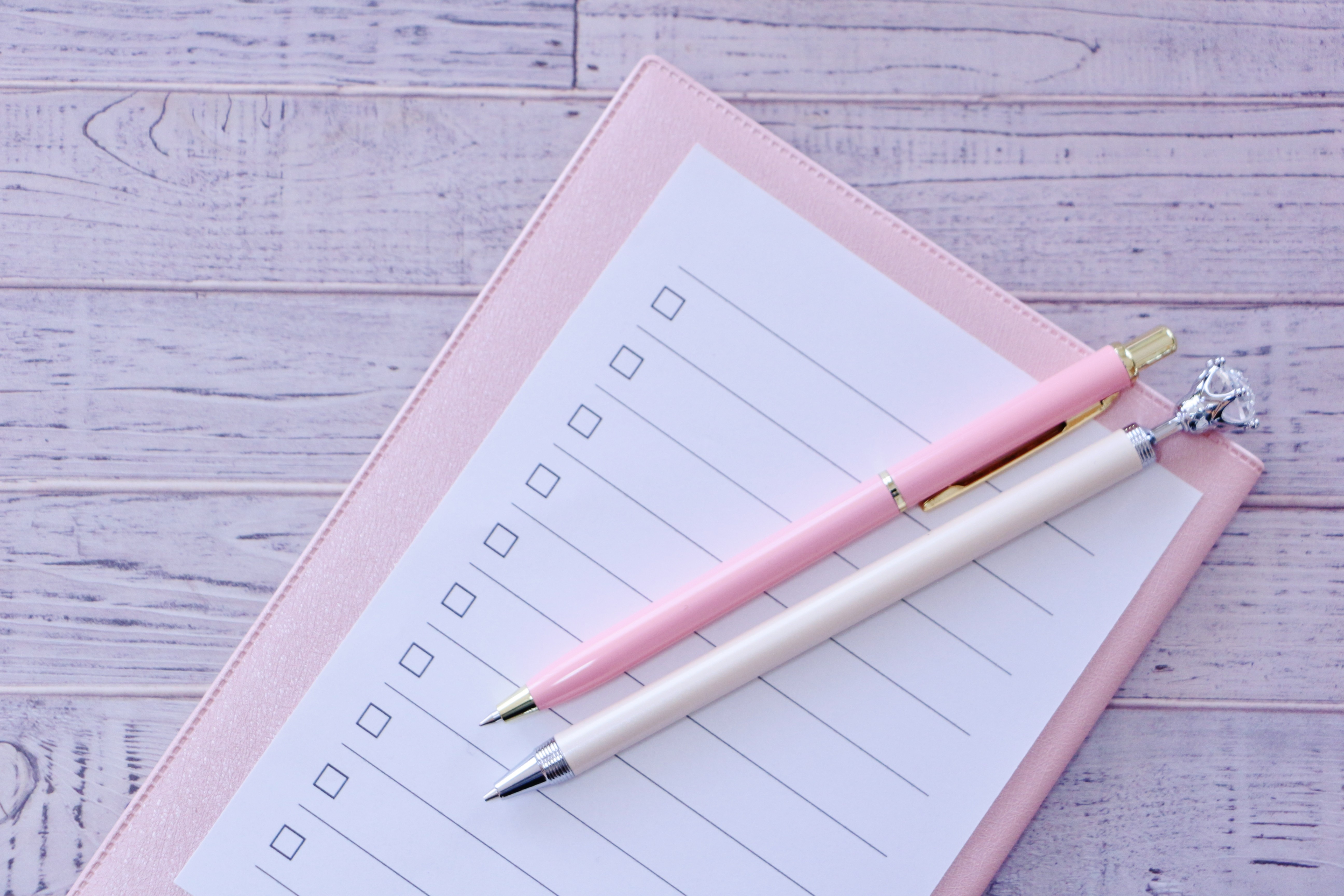 営業資料の改善ポイントを示すチェックリストとビジネス戦略図