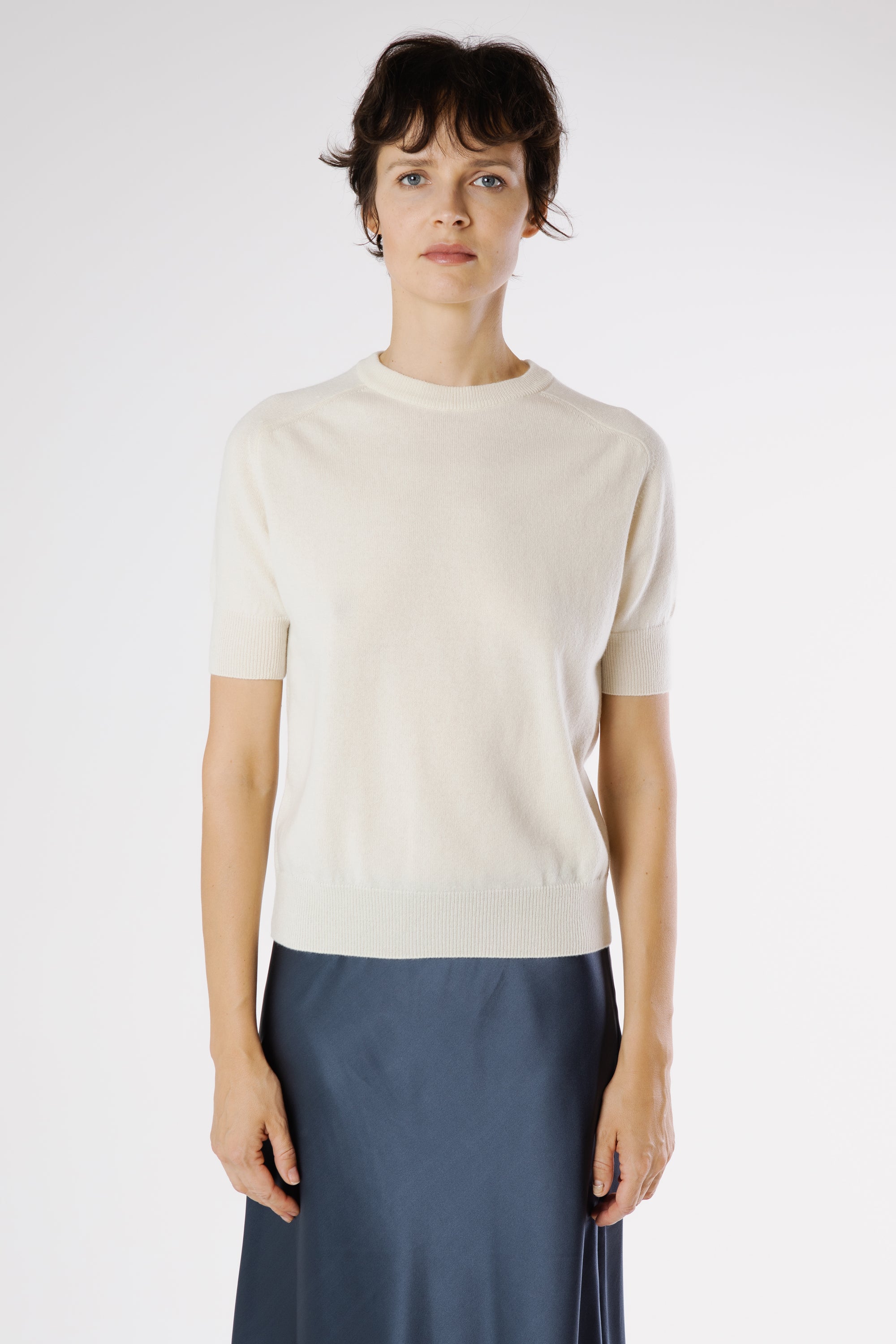 Front view of the Magda Cashmere Pullover Lapponia in soft neutral beige, highlighting its refined silhouette and elegant short sleeve design.