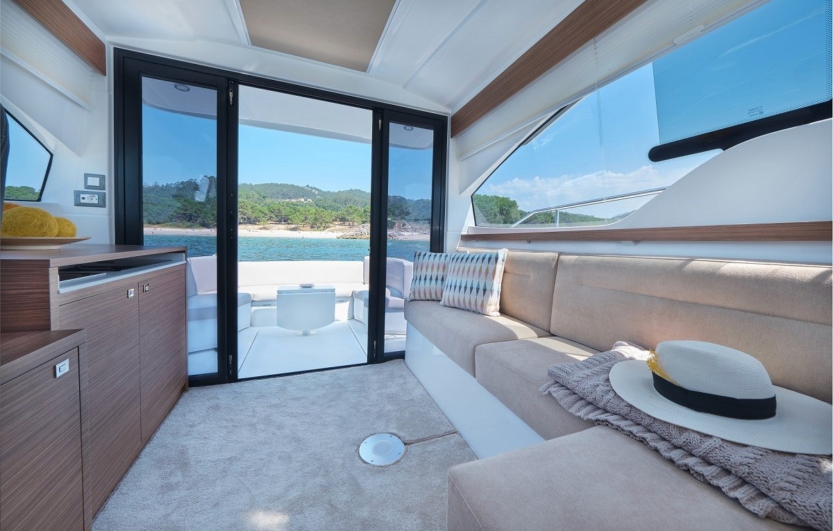 Interior of the Rodman Spirit 31 HT Outboard