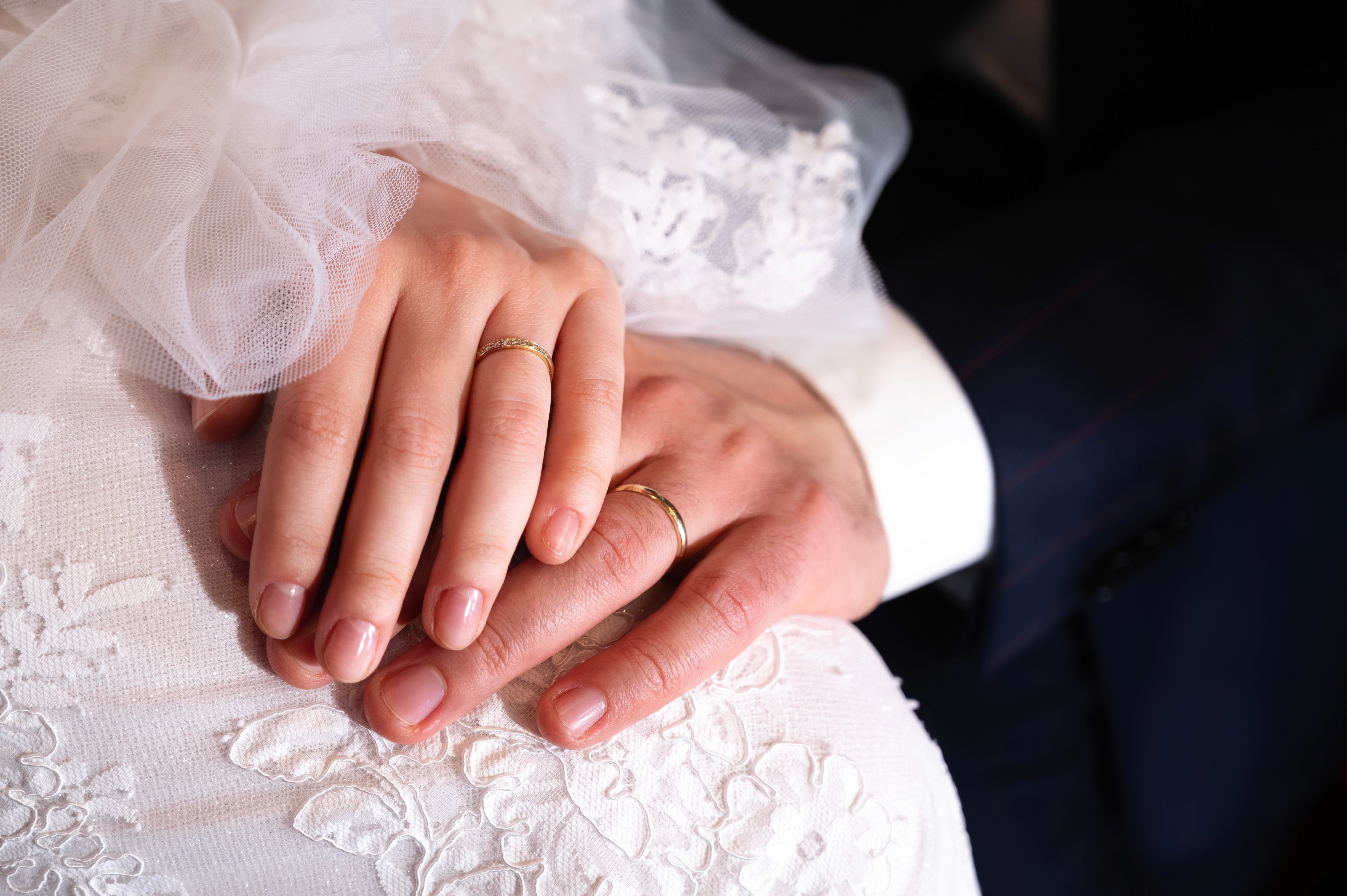 Detaliu cu mâinile mirilor și verighetele, fotografie de nuntă elegantă în București