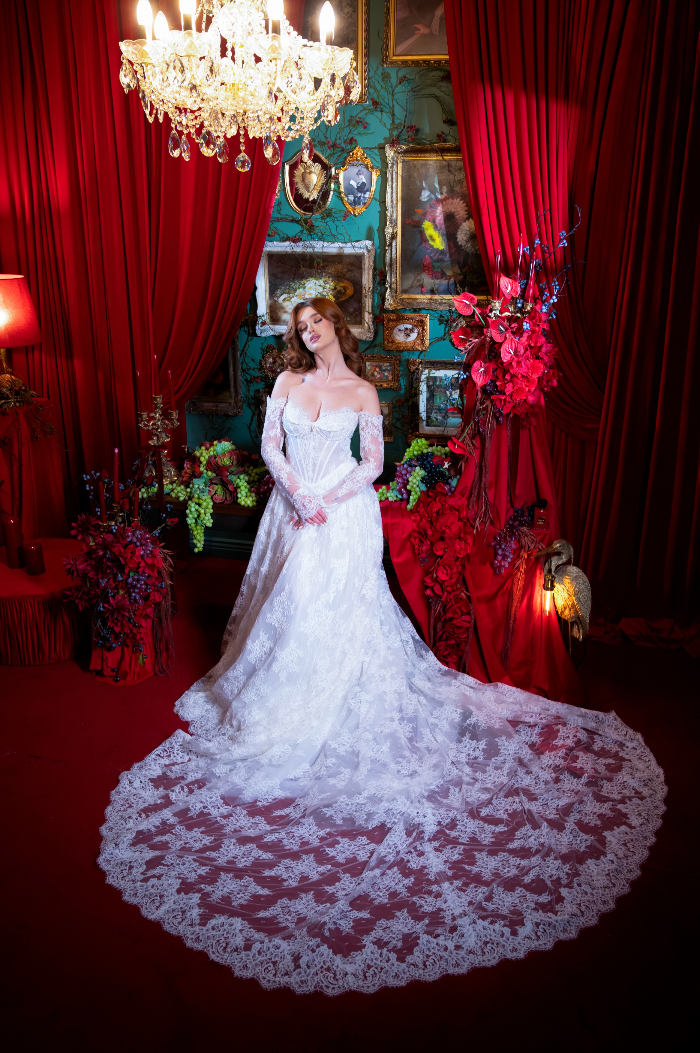 Mireasă fotografiată full body într-un decor elegant cu flori roșii, ședință foto de nuntă în București