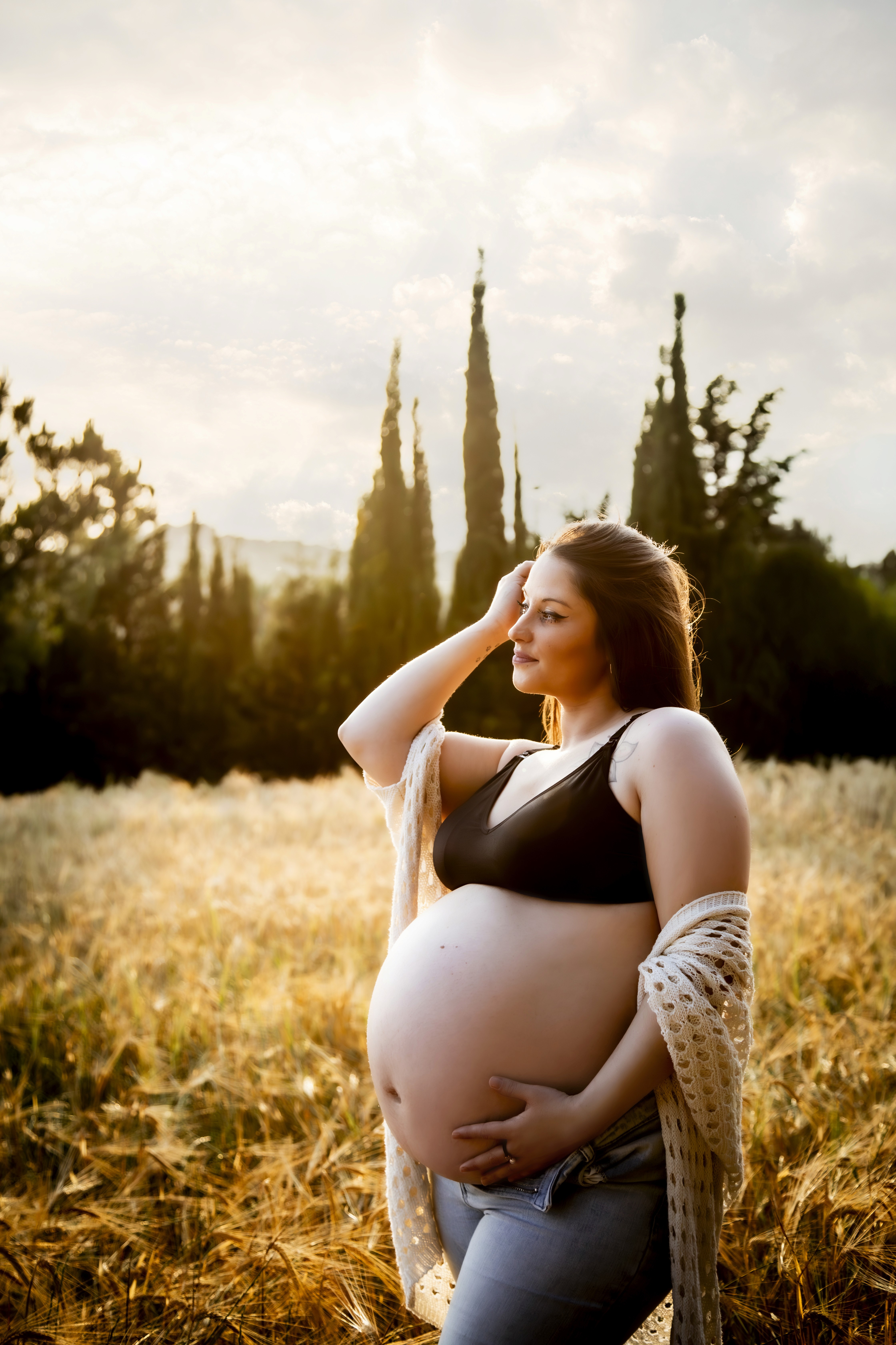 Premamá posando en un campo de trigo