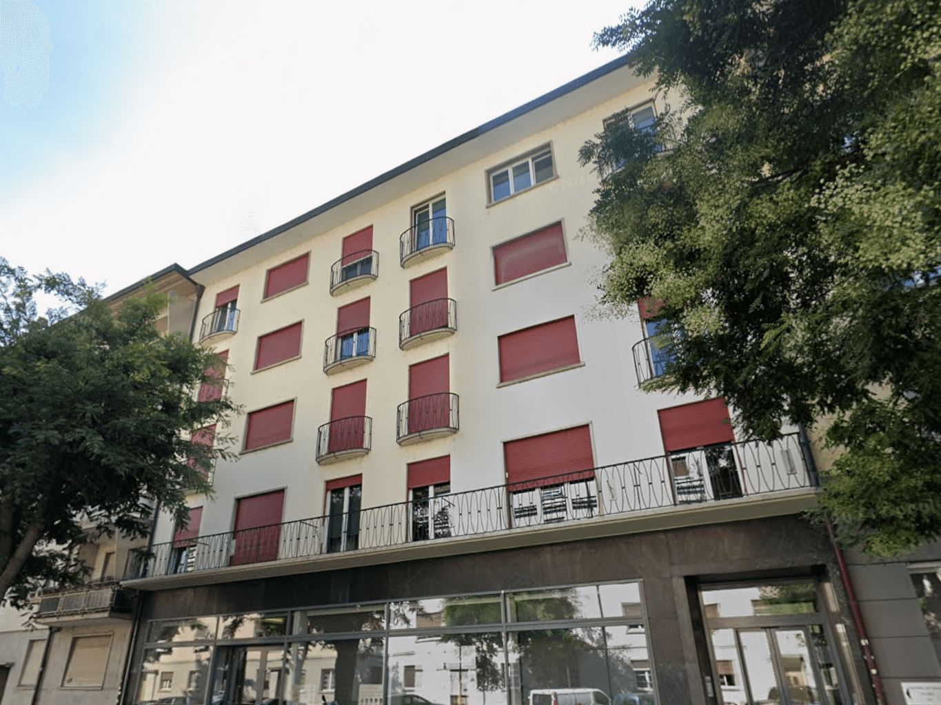 Aussenansicht der Kirche mit sanierten Balkonen und Fassade.