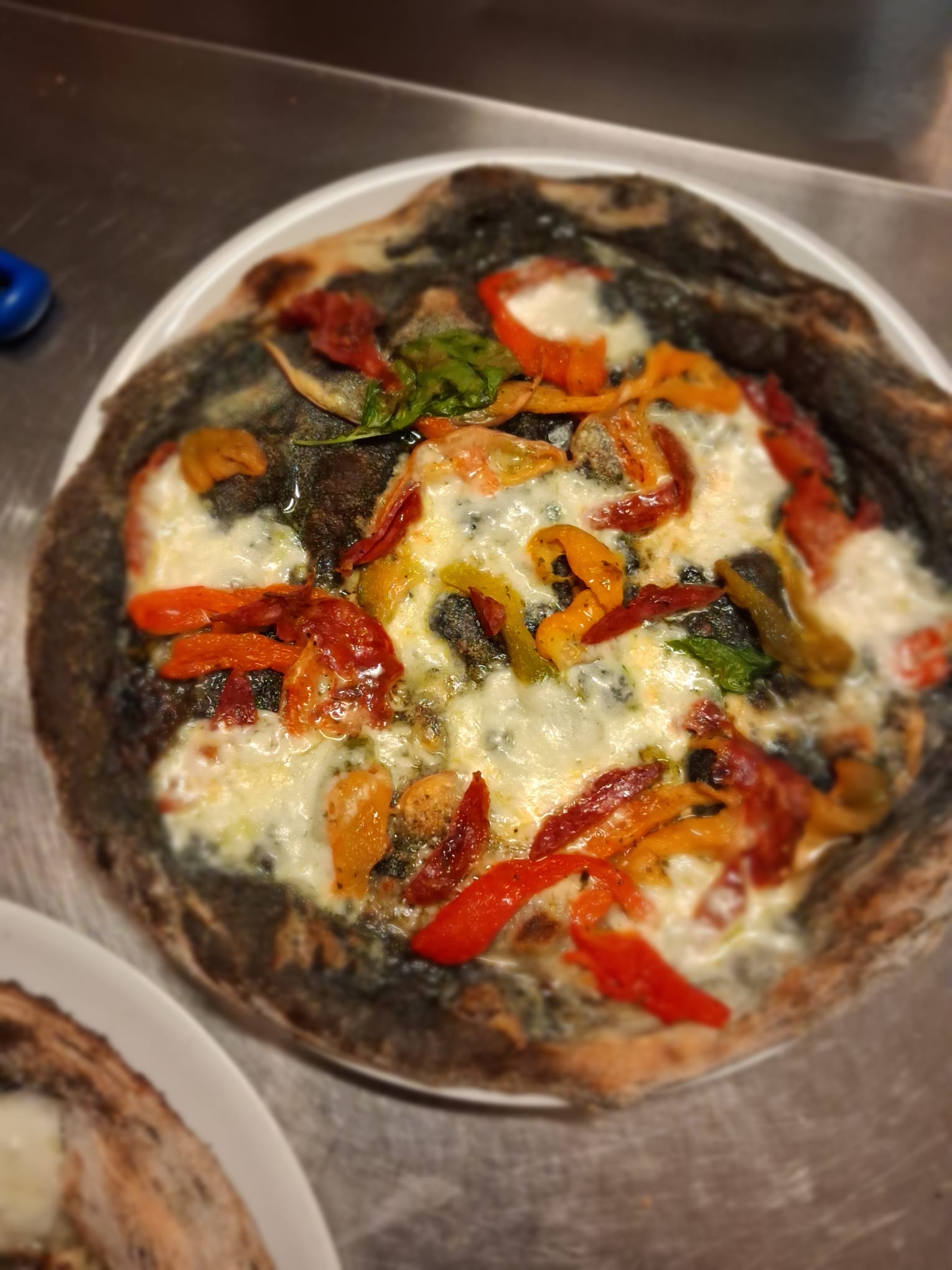 Pizza appena sfornata su tavolo in legno