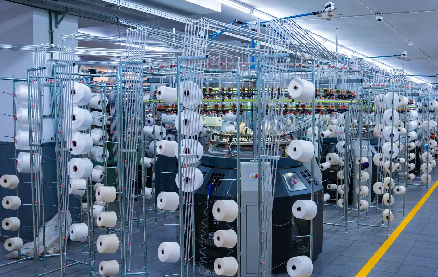 Industrial knitting machine, yarn.