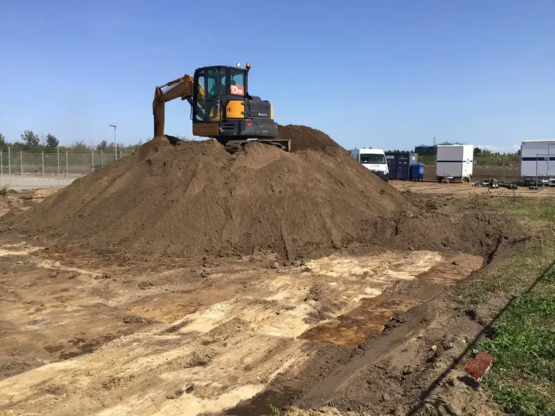 minigraver på toppen af jordbakke