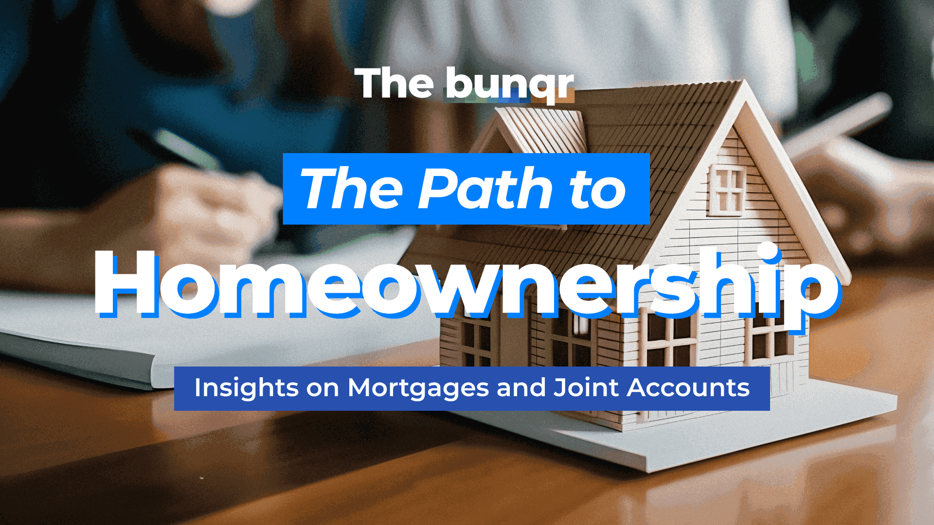 Tekst op een wazige achtergrond luidt: "De Weg naar Een Eigen Huis" met een klein modelhuisje op een tafel.