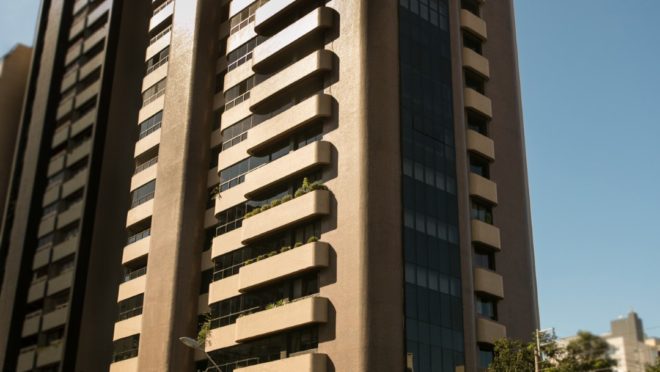 Edifício Porto Príncipe, no Batel, foi um dos primeiros empreendimentos da construtora. As unidades têm 350 m² privativos. (Foto: Divulgação)