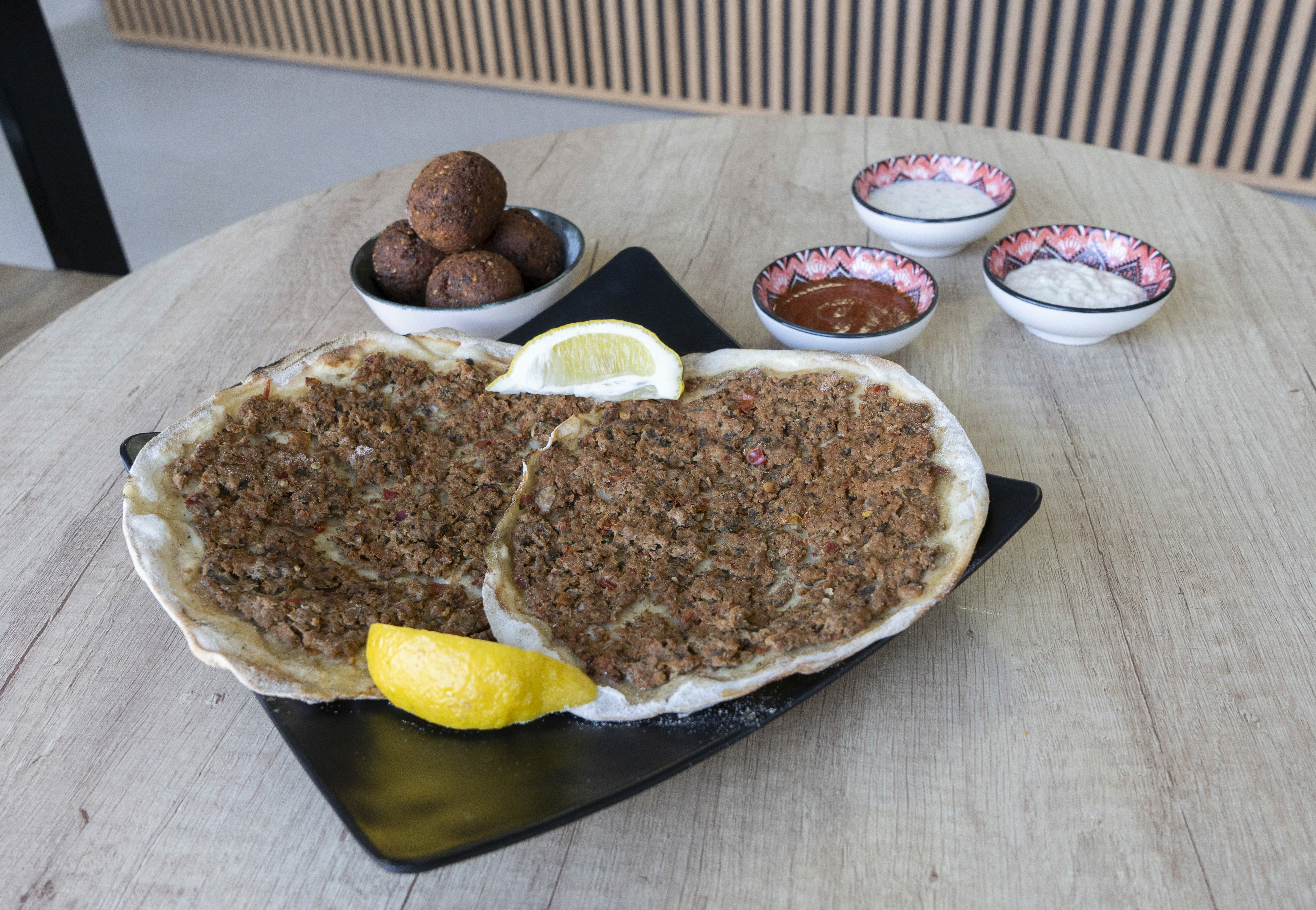 dos lehmeyun más falafel.