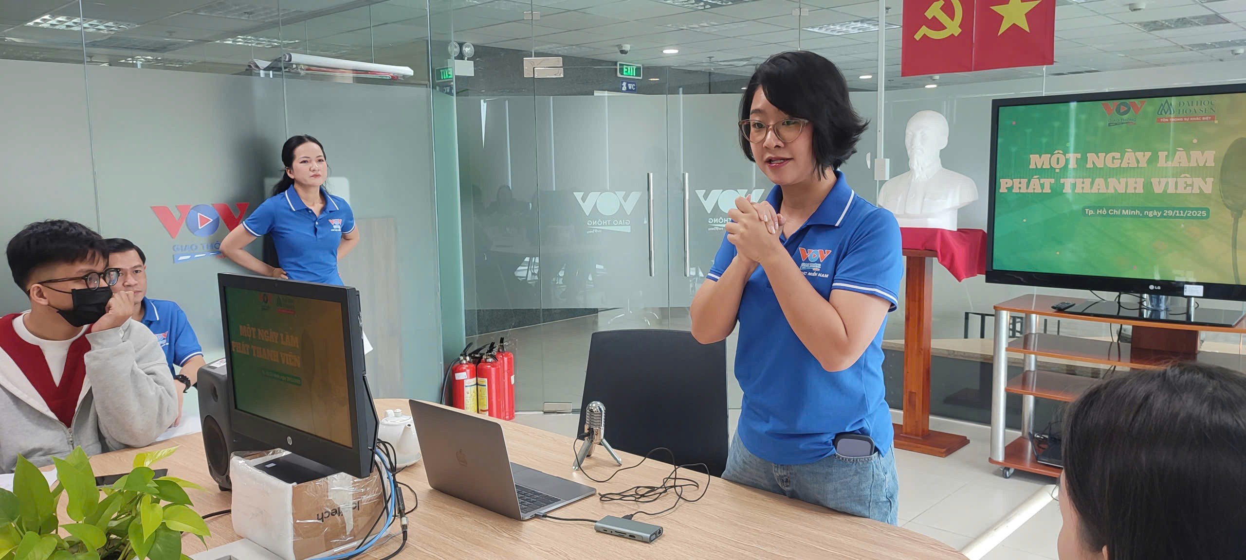 Sinh viên HSU trải nghiệm hậu trường VOV, học làm phát thanh chuyên nghiệp