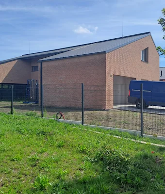 Novostavba rodinného domu s realizovanými technickými rozvody a instalacemi.