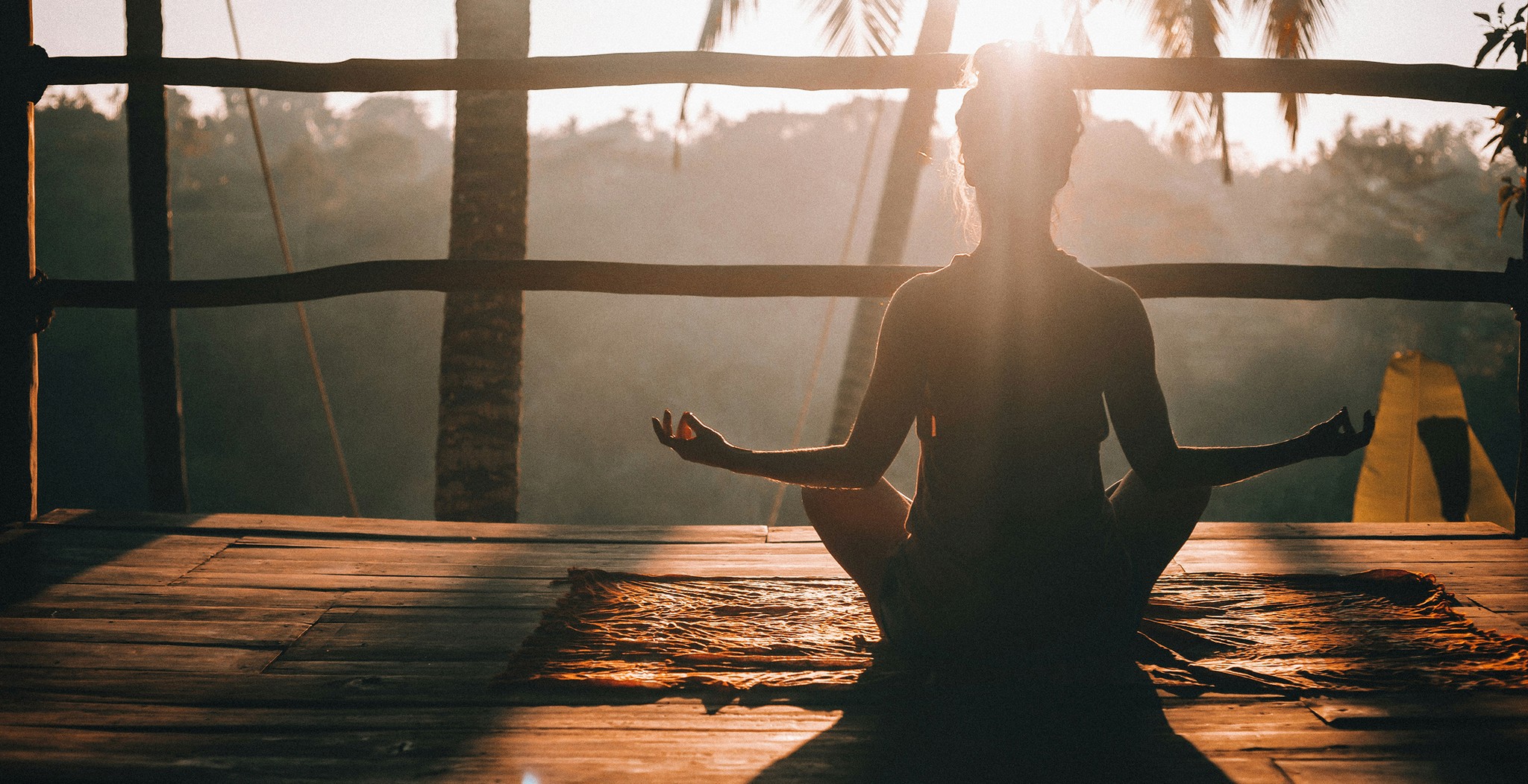 silueta de mujer meditando frente a ventana