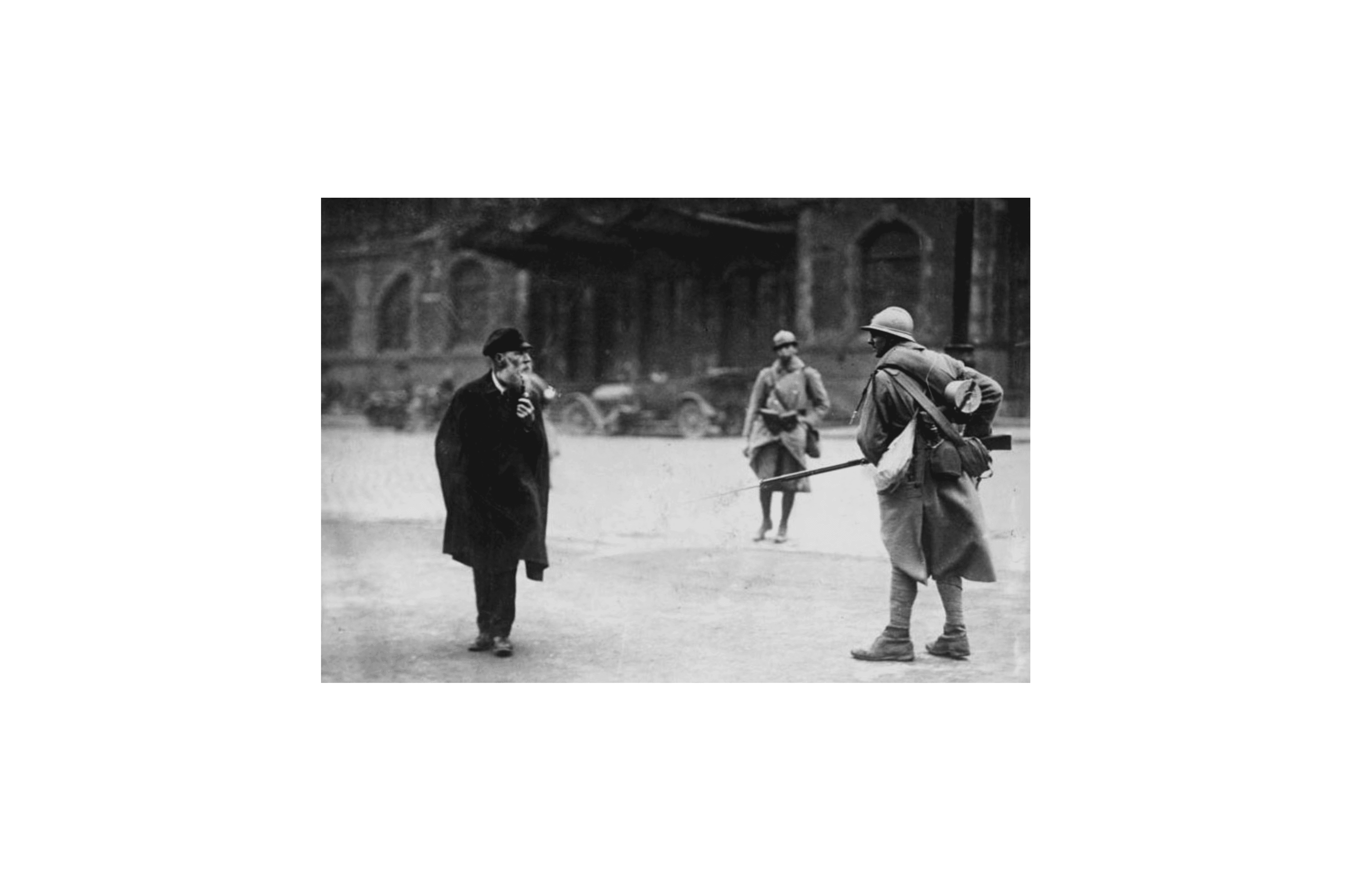 An everyday confrontation between occupier and occupied in the Ruhr area. Such interactions did not always run smoothly; there were incidents and attacks. Unknown photographer: Mit gefälltem Bajonett gegen einen Greis. Diese Aufnahme wurde im Jahre 1923 also “mitten im Frieden” in einer Stadt an der Ruhr gemacht.