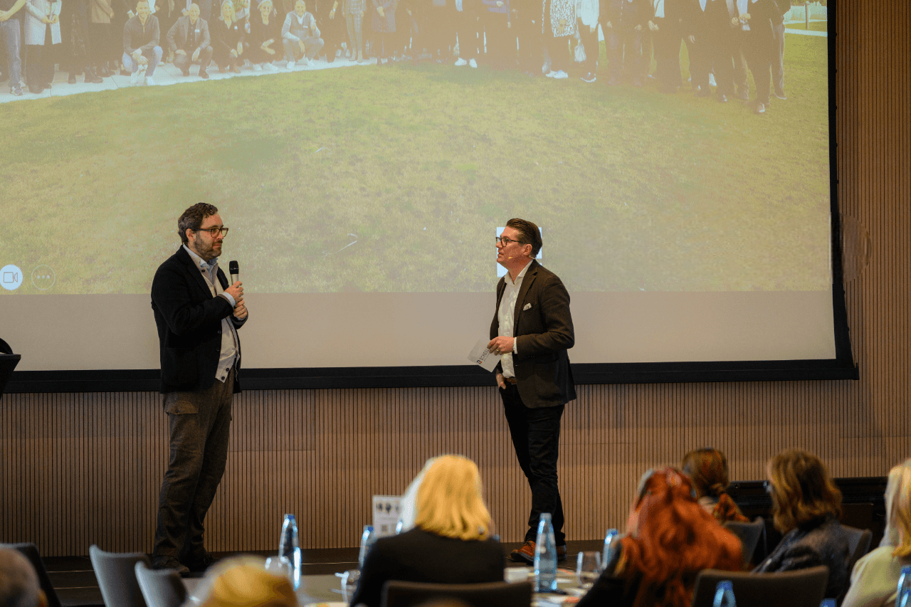 Prof. Dr. Dr. Oliver Hoffmann steht vor den Teilnehmern im Seminar