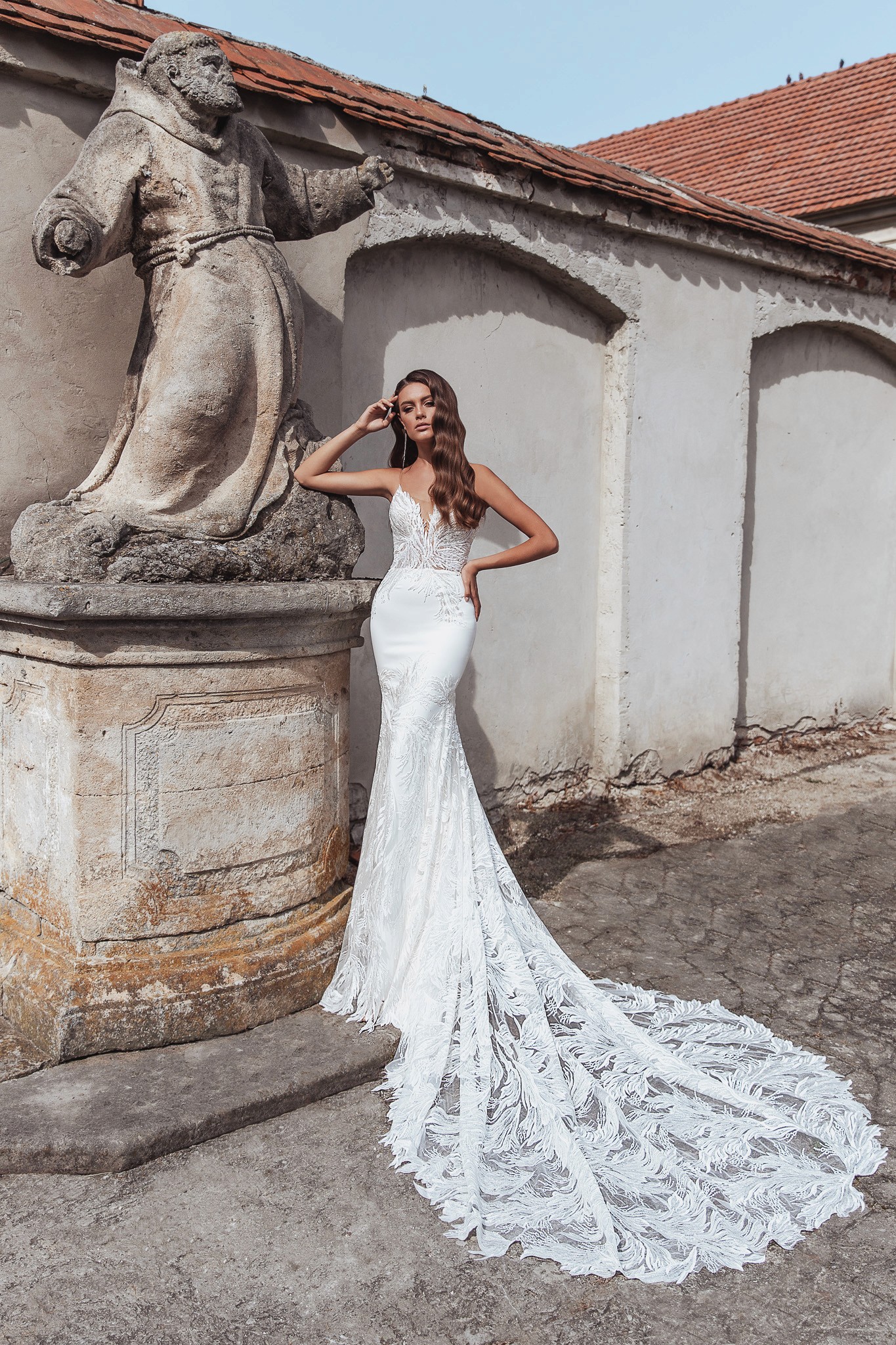 Fit and Flare Brautkleid mit Spitzenoberteil und langer Spitzenschleppe