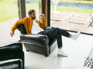 Dans le lookbook de la marque Danoise Another Aspect, le mannequin porte un costume gris et une chemise blanche