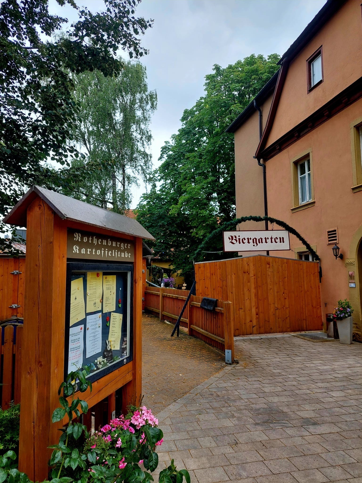 Rothenburg ob der Tauber Biergarten-Tour über die gido-App – Erster Stopp mit schattigen Bäumen und regionalem Bier.