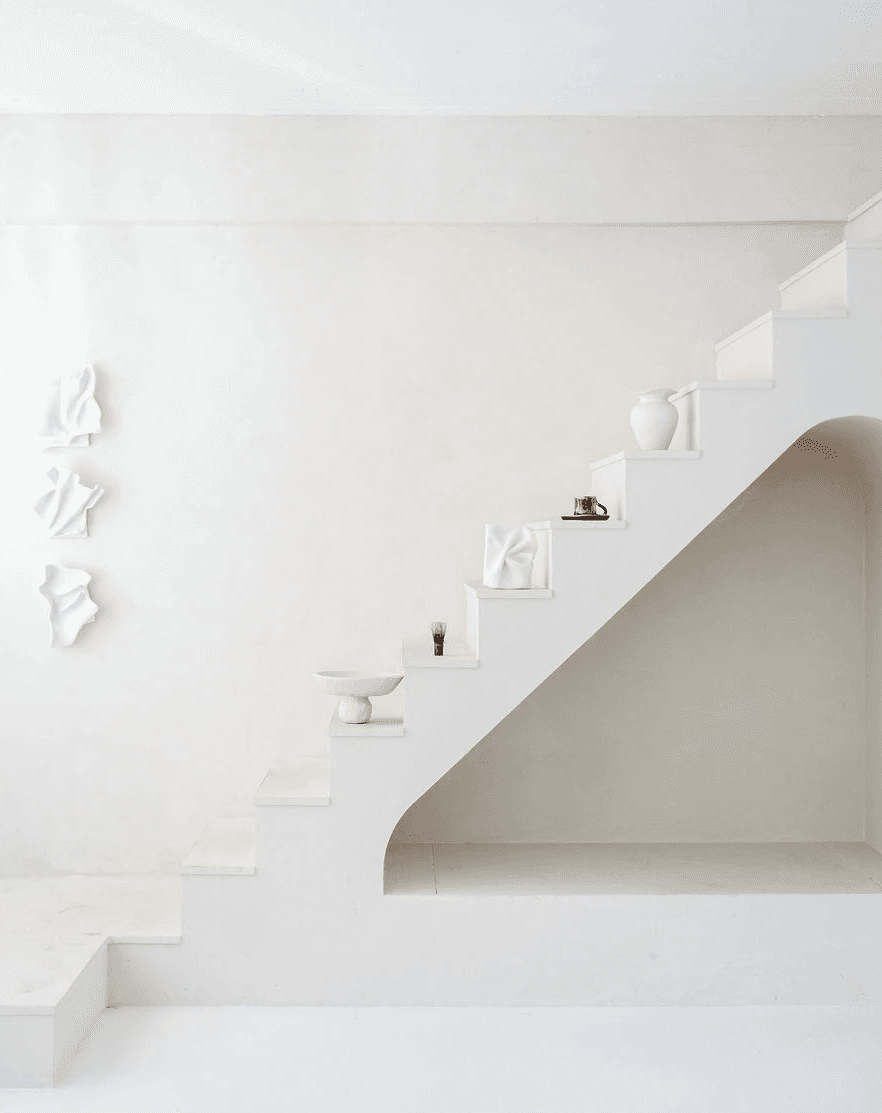 model voor beige muur in fotostudio The Home in Rotterdam met interieur accessoires