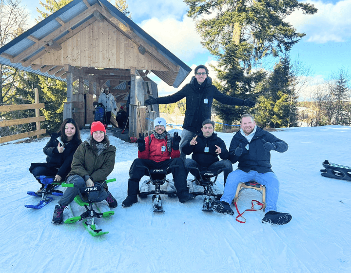 Fincite-Teammitglieder mit Kochmützen, die bei einer Teambuilding-Aktivität in der Küche zusammenarbeiten.