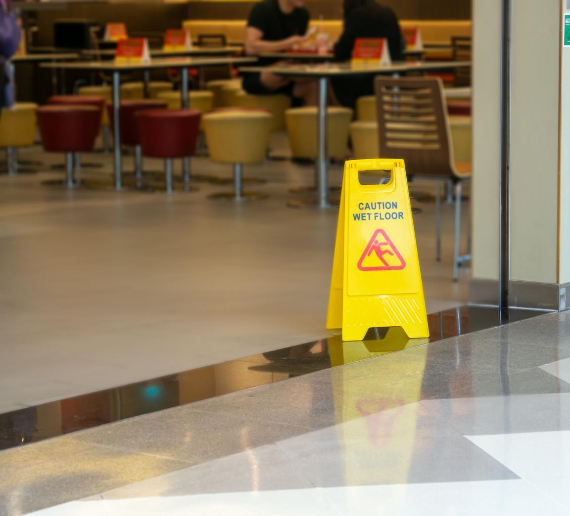 餐廳濕滑地面警告標示 Wet floor warning sign in restaurant