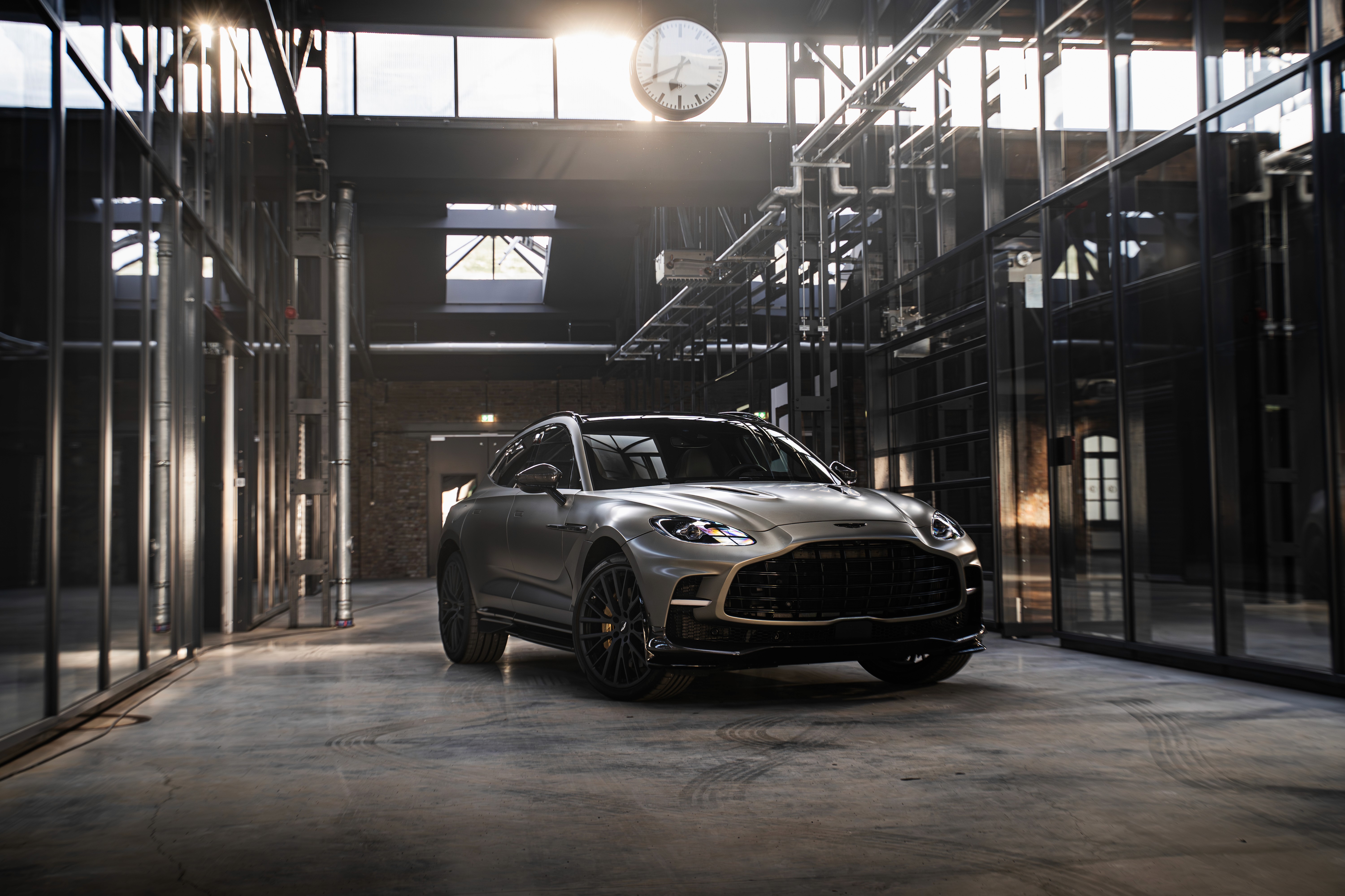 Aston Martin Sportwagen in exklusivem Showroom