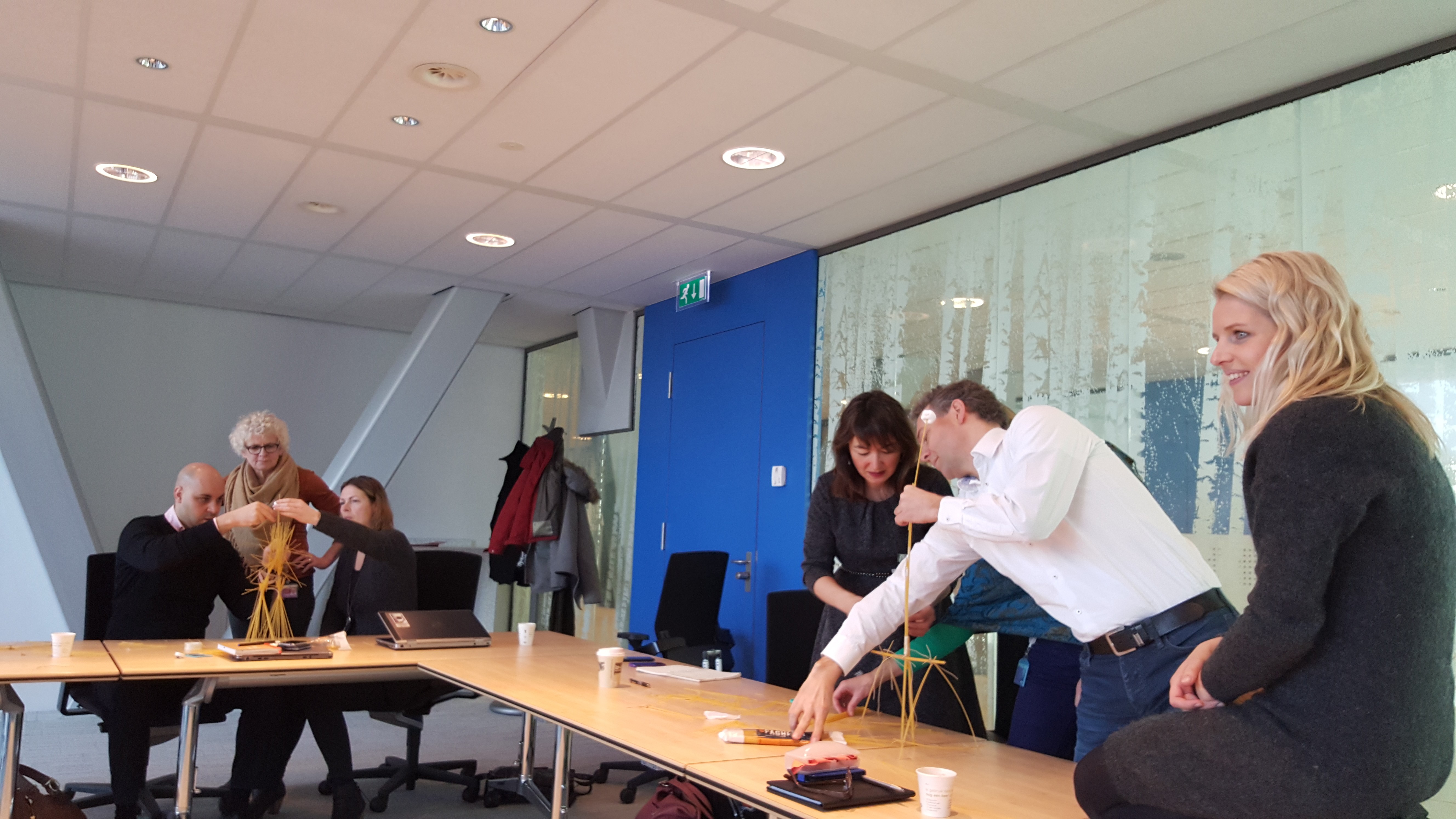 Ruimte met mensen die aan het managen zijn van stakeholders.