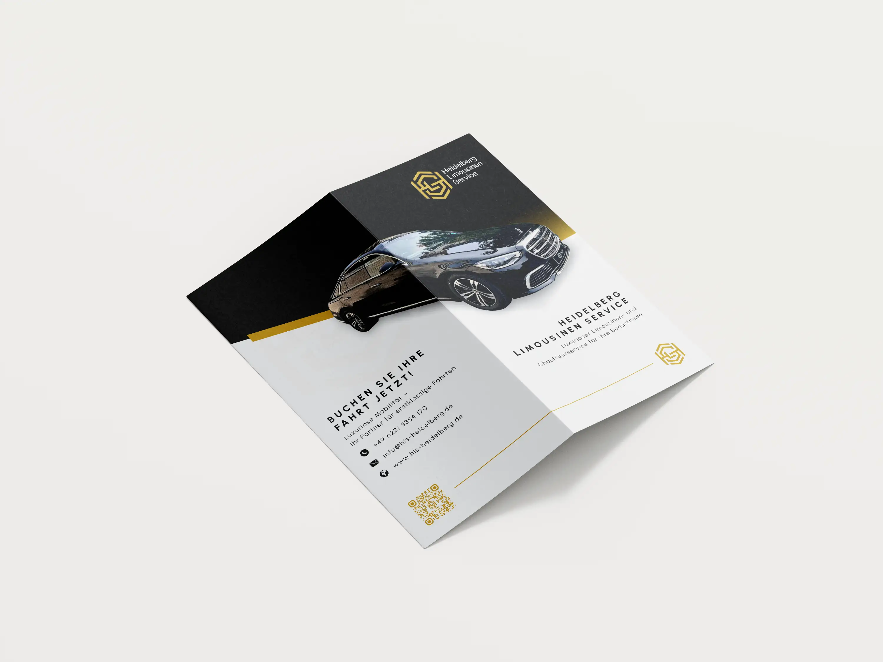 Schwarze Vorderseite des Flyers mit goldenem Logo, Mercedes-Limousine und Aufruf zur Fahrtbuchung