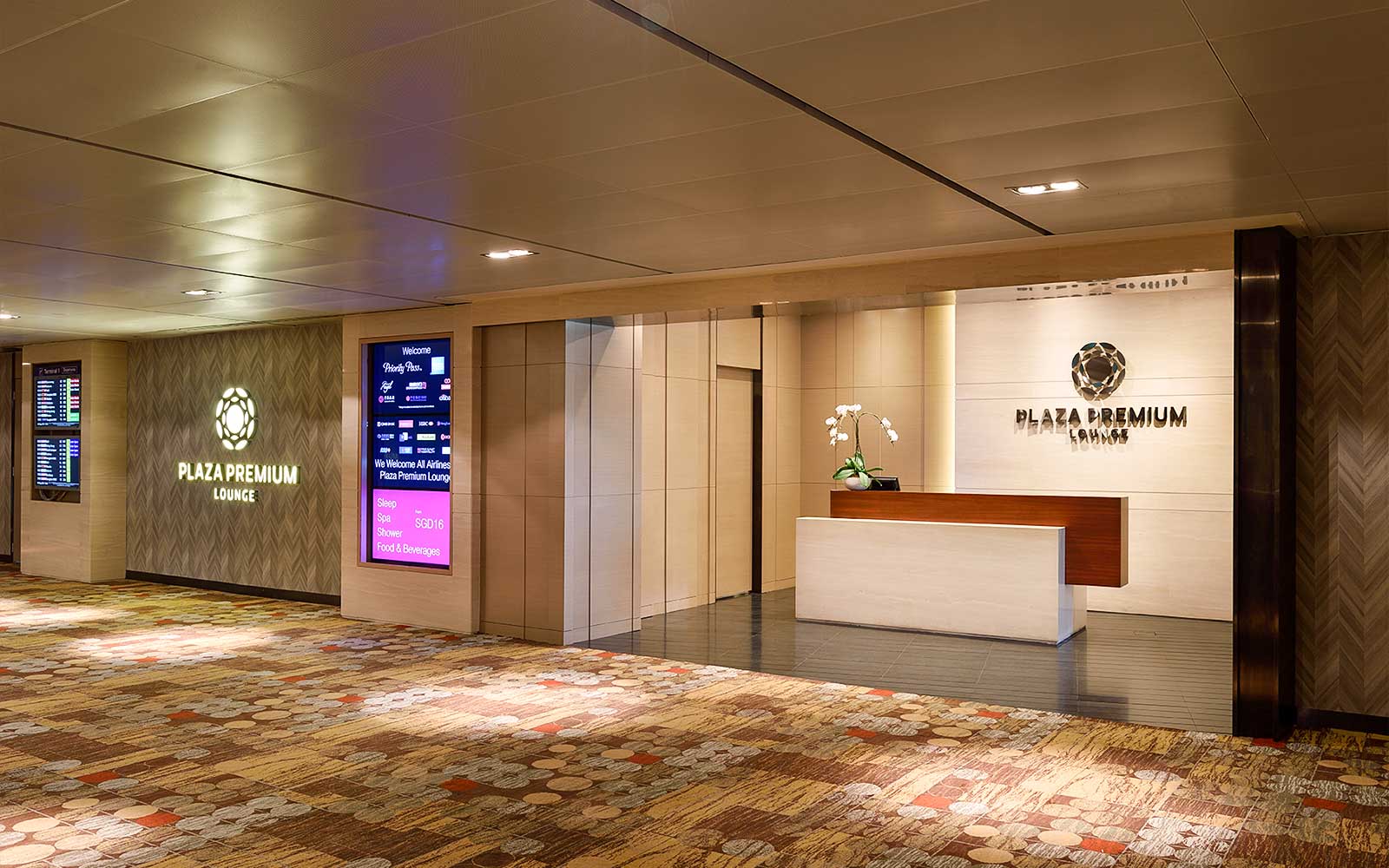 Plaza Premium Lounge na lugar ng upuan sa T1 International Departures, Singapore Changi Airport.