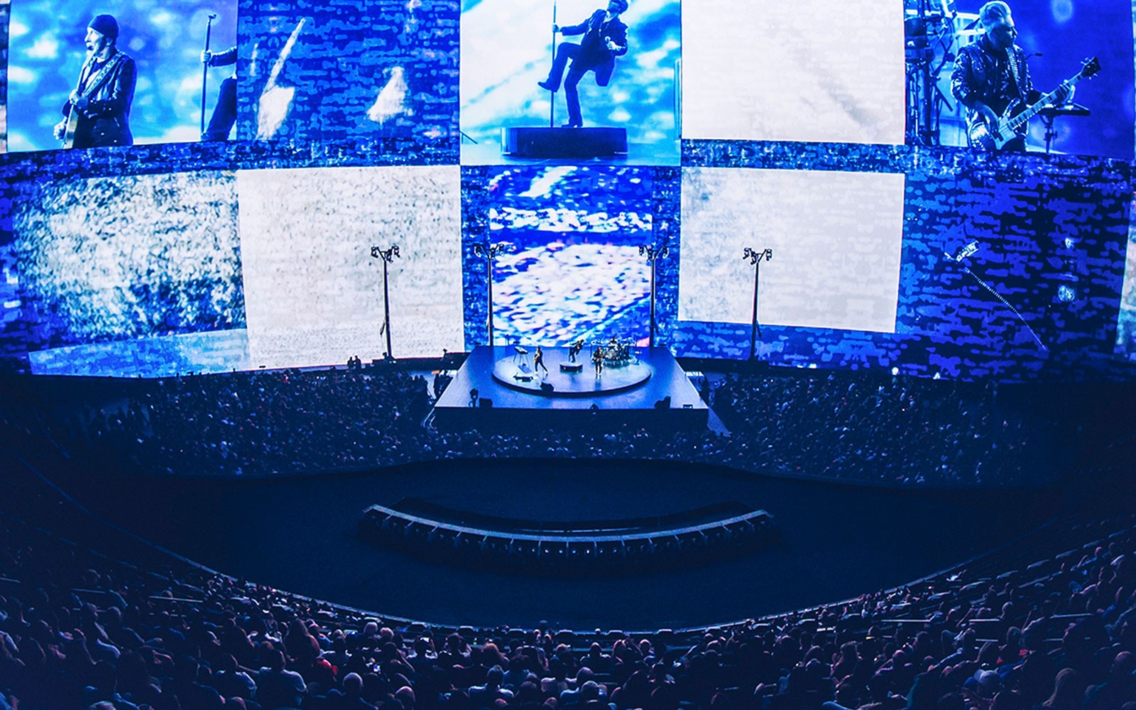 Esterno dello Sphere di Las Vegas con luci vibranti durante l'evento cinematografico immersivo del concerto V-U2.