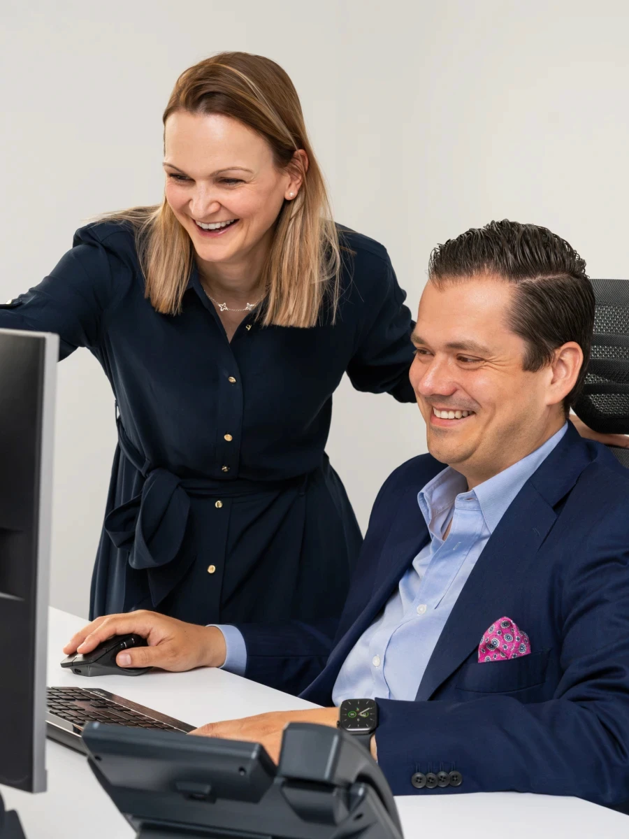 Zwei Mitarbeitende der GJP Steuerberatung arbeiten gemeinsam am Computer