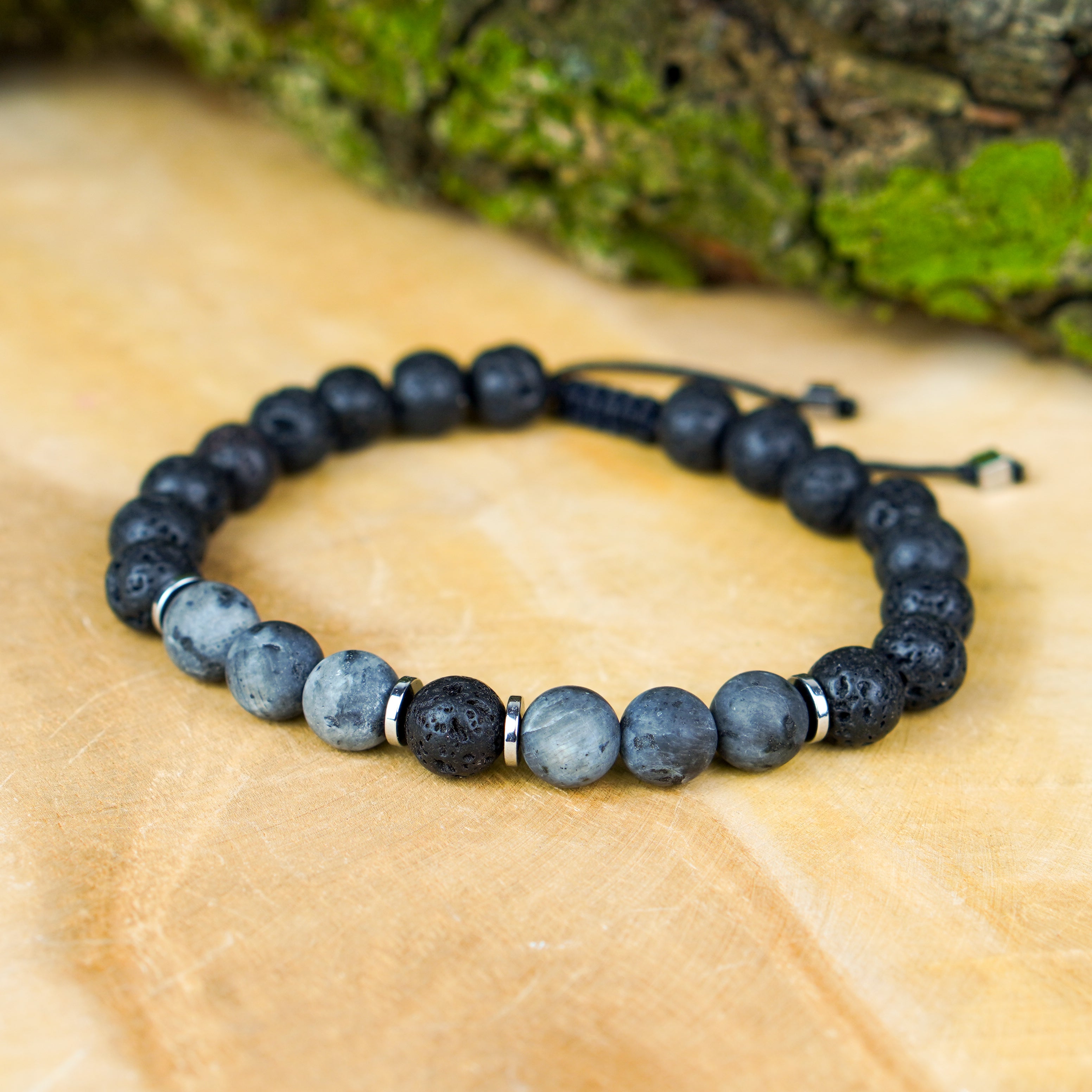 Minimalistyczna bransoletka z larvikitem i hematytem jako talizman ochronny dla mężczyzny.