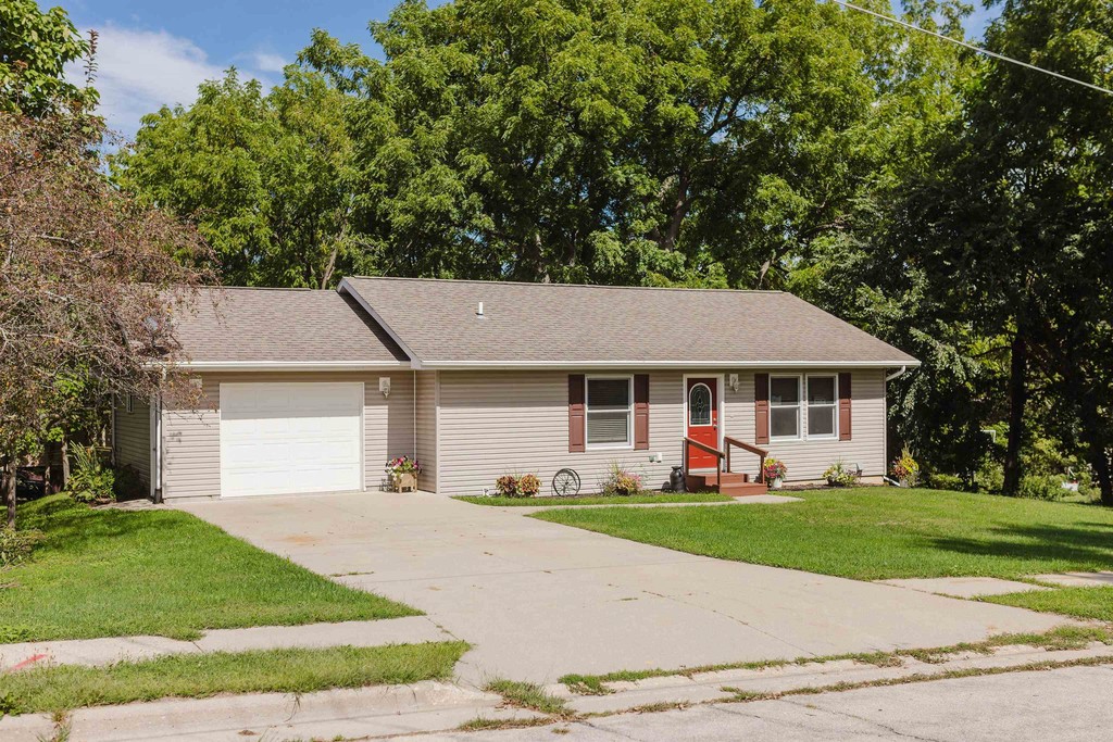 535 Broad Street, Mineral Point, front photo