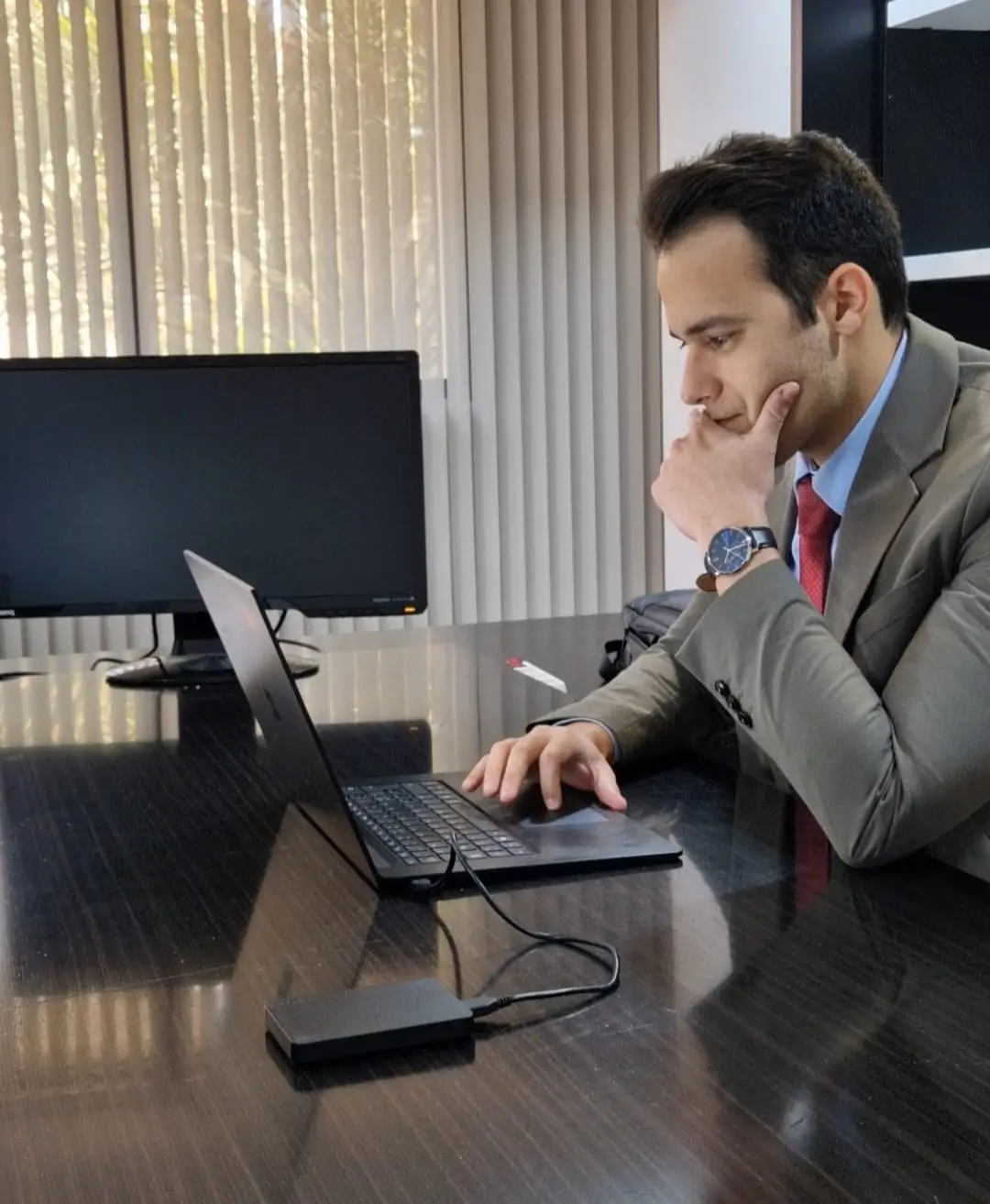 Asesor financiero en Alicante Eduardo Asensio Fernández trabajando