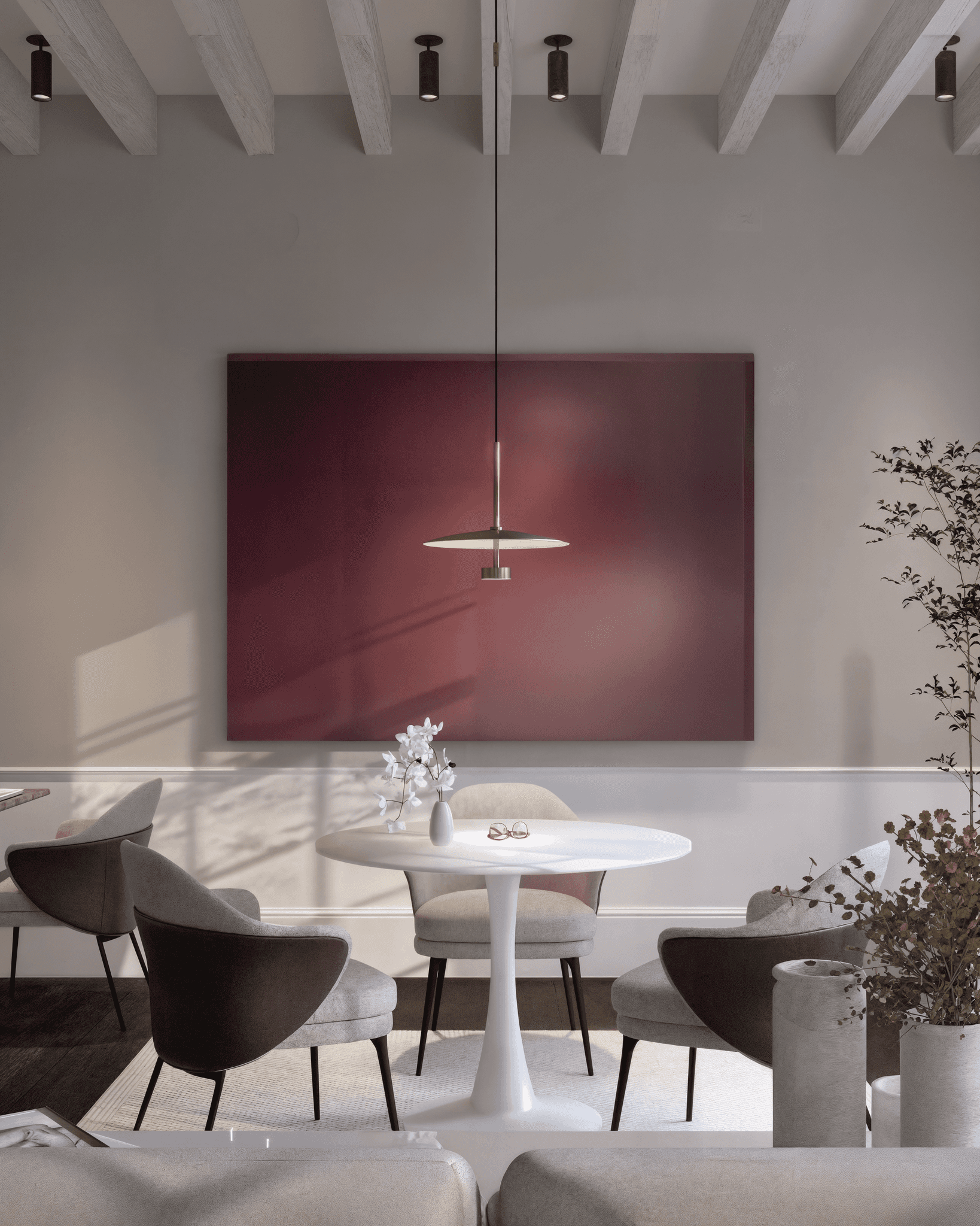 Slaapkamer met zichtbaar balkenplafond, zacht textiel en kunst boven het bed in neutrale tinten.