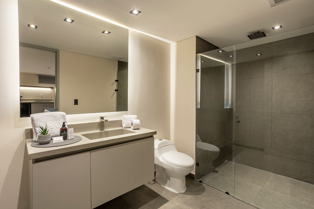 Alojamiento elegante para ejecutivos en Medellín, suite Altus Loft ideal para estadías largas con cocina dotada y espacio de trabajo insonorizado.