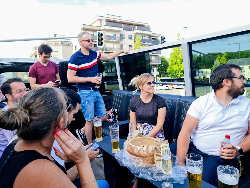 Des personnes dans un bus