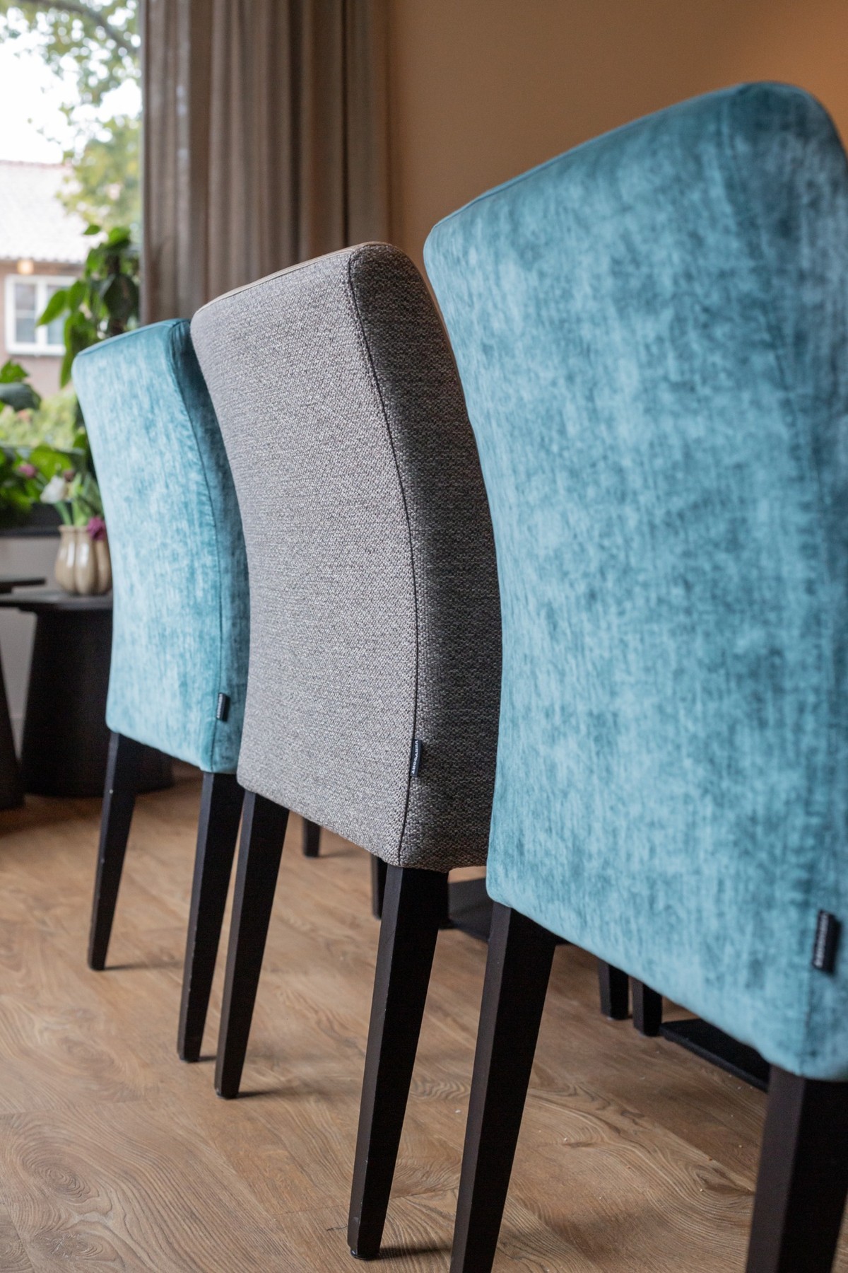 eetstoelen blauw taupe