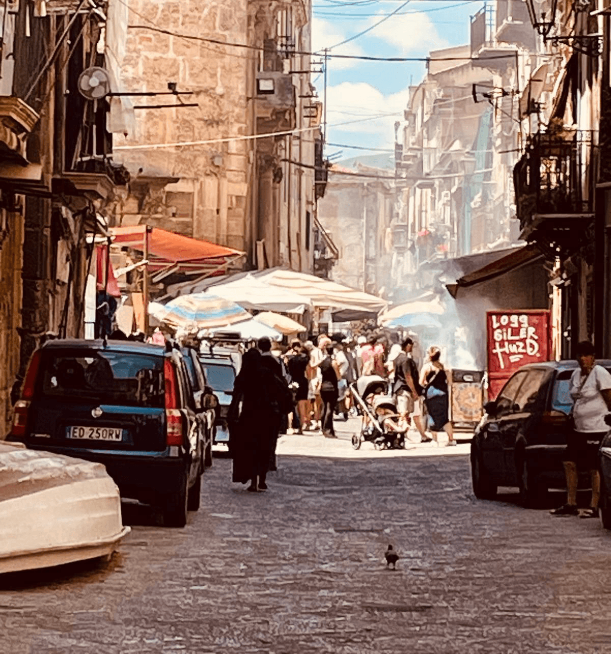 centro popPersone che camminano in una strada di quartiere in un centro urbano italianoolare di una strada italiana