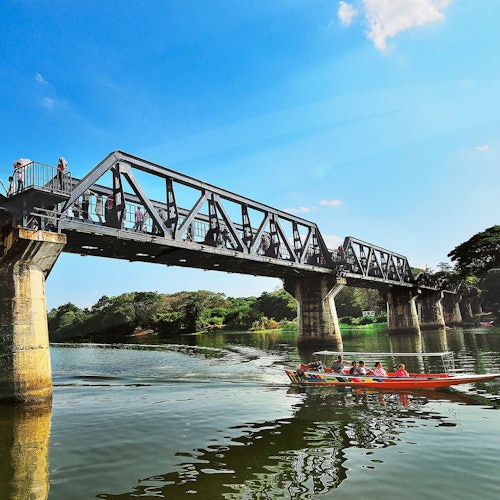 롱테일 보트가 있는 콰이강 다리 아래
