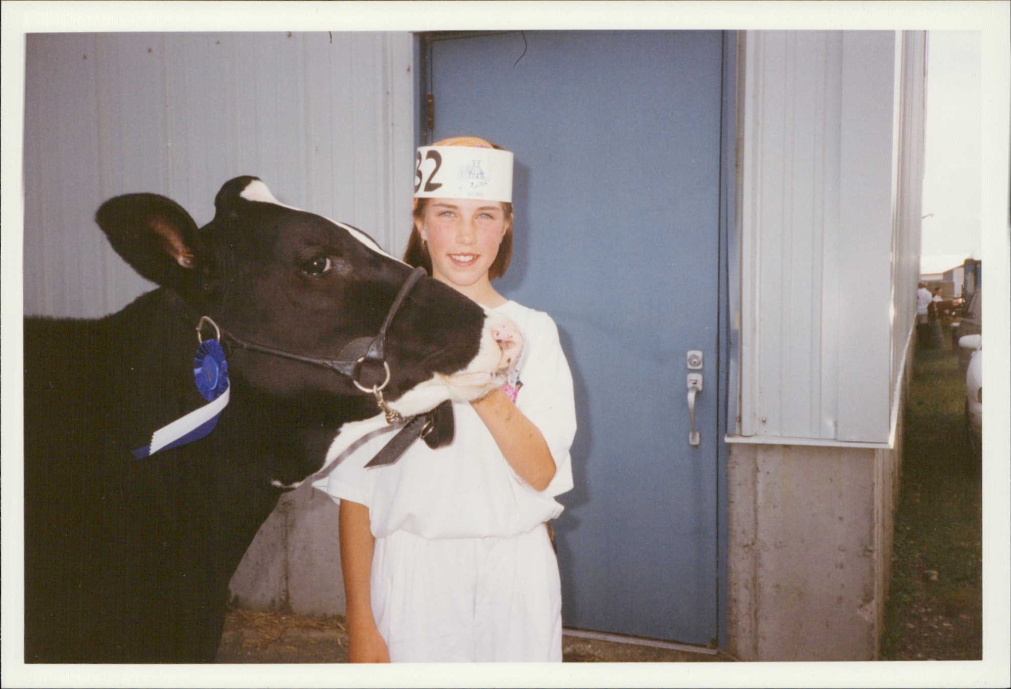Éliane adolescente présentant sa vache lors d’un concours agricole