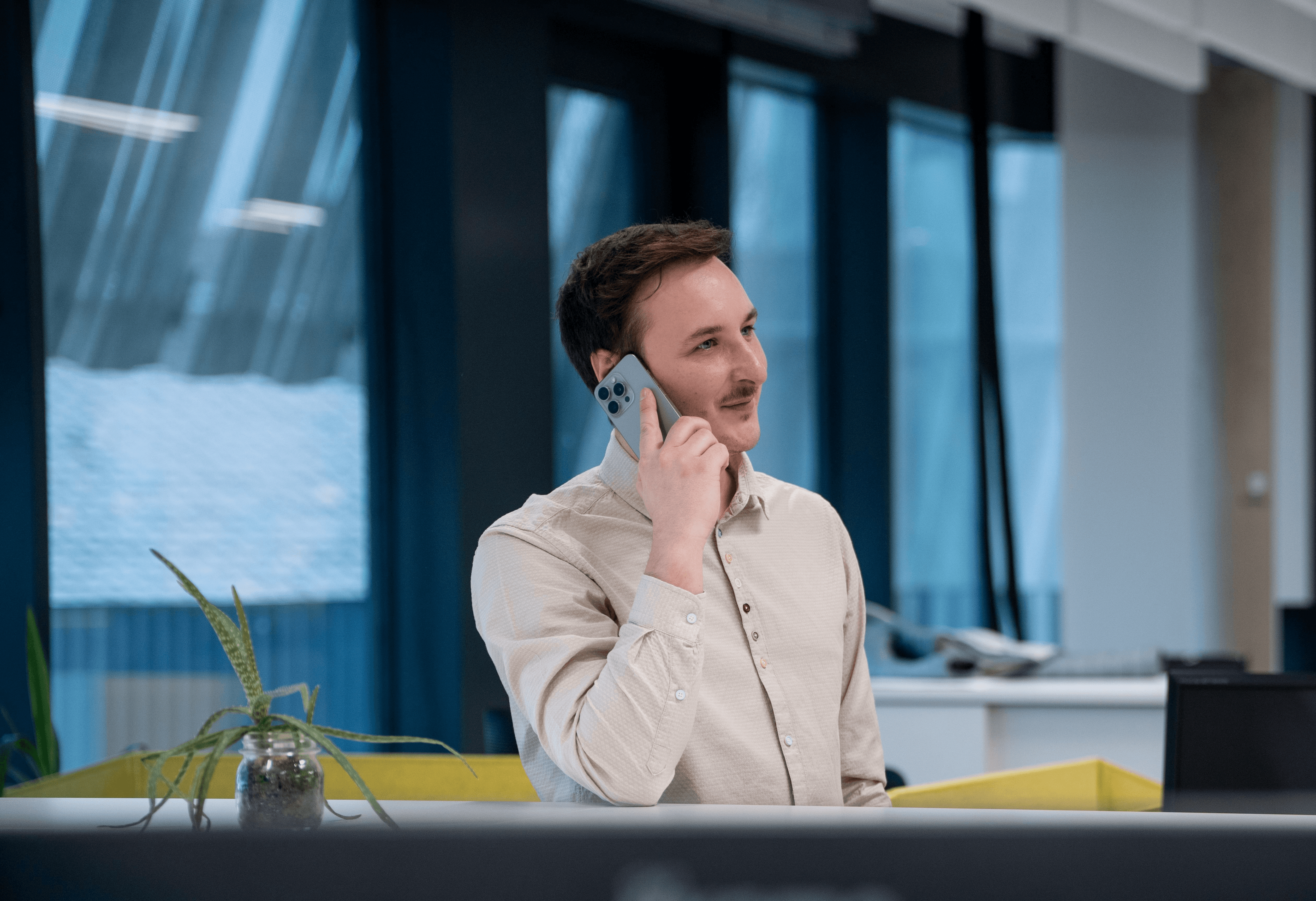 Mann telefoniert mit iPhone