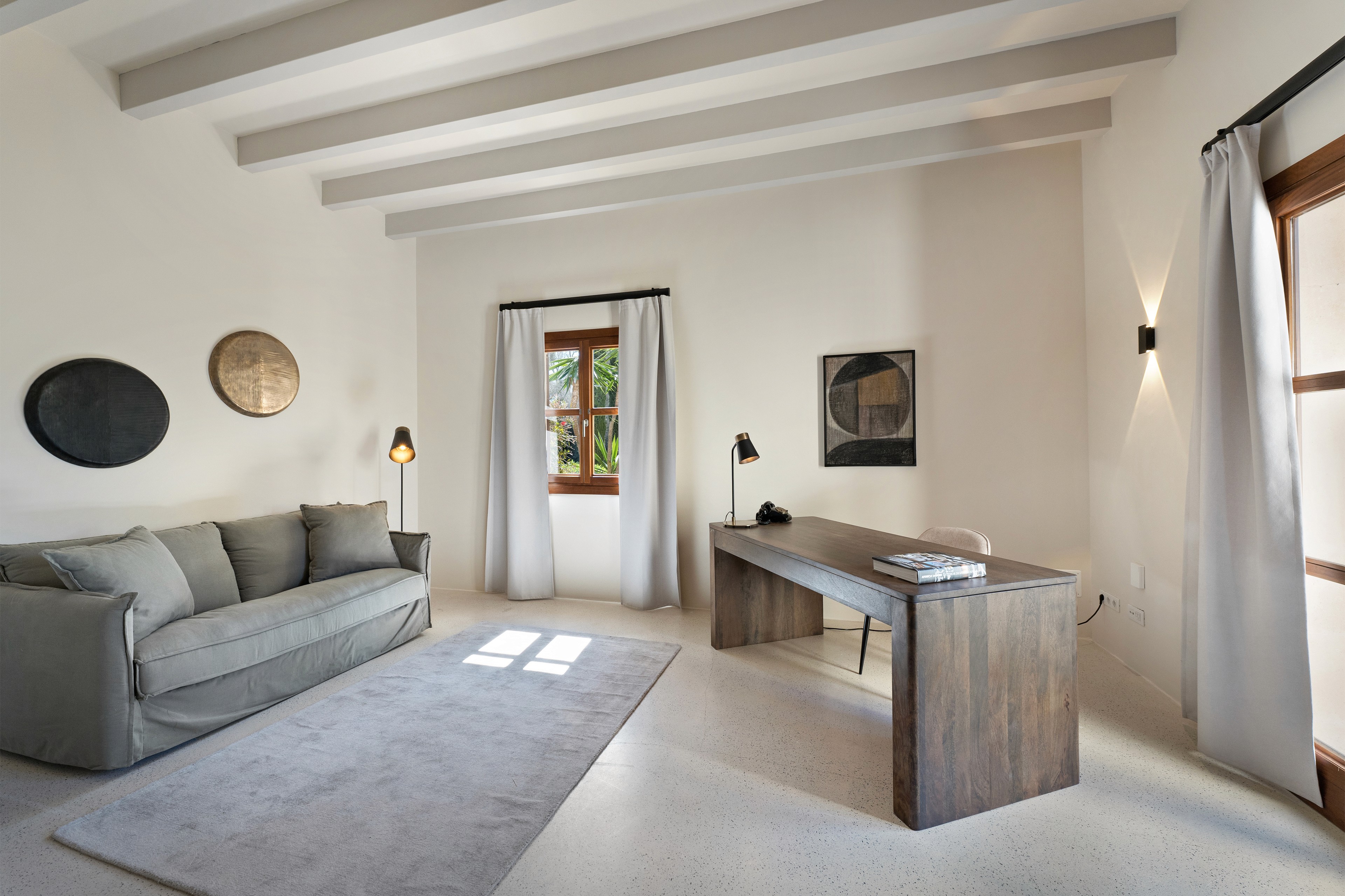 Home Office in Finca Mallorca mit Holzbalken, Naturmaterialien und ruhiger, heller Raumgestaltung