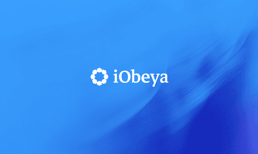 Logo de l’entreprise iObeya sur un fond bleu dégradé, représentant une solution digitale professionnelle.
