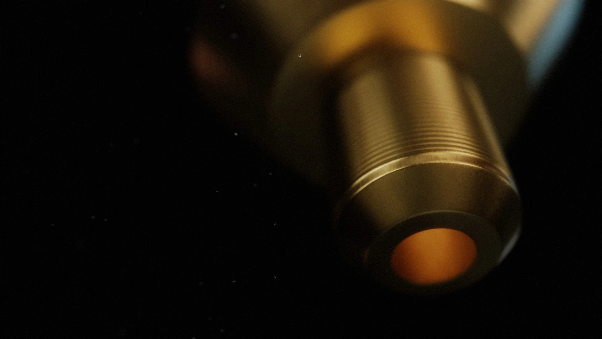 3D-Rendering eines zylindrischen Präzisionsbauteils in Messing mit Fokus auf Materialoberfläche und Kantengeometrie