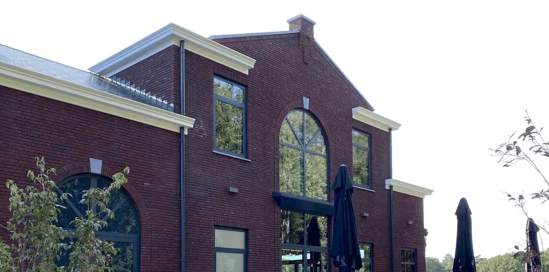 Bakstenen manege De Wolfshoeve in Huijbergen