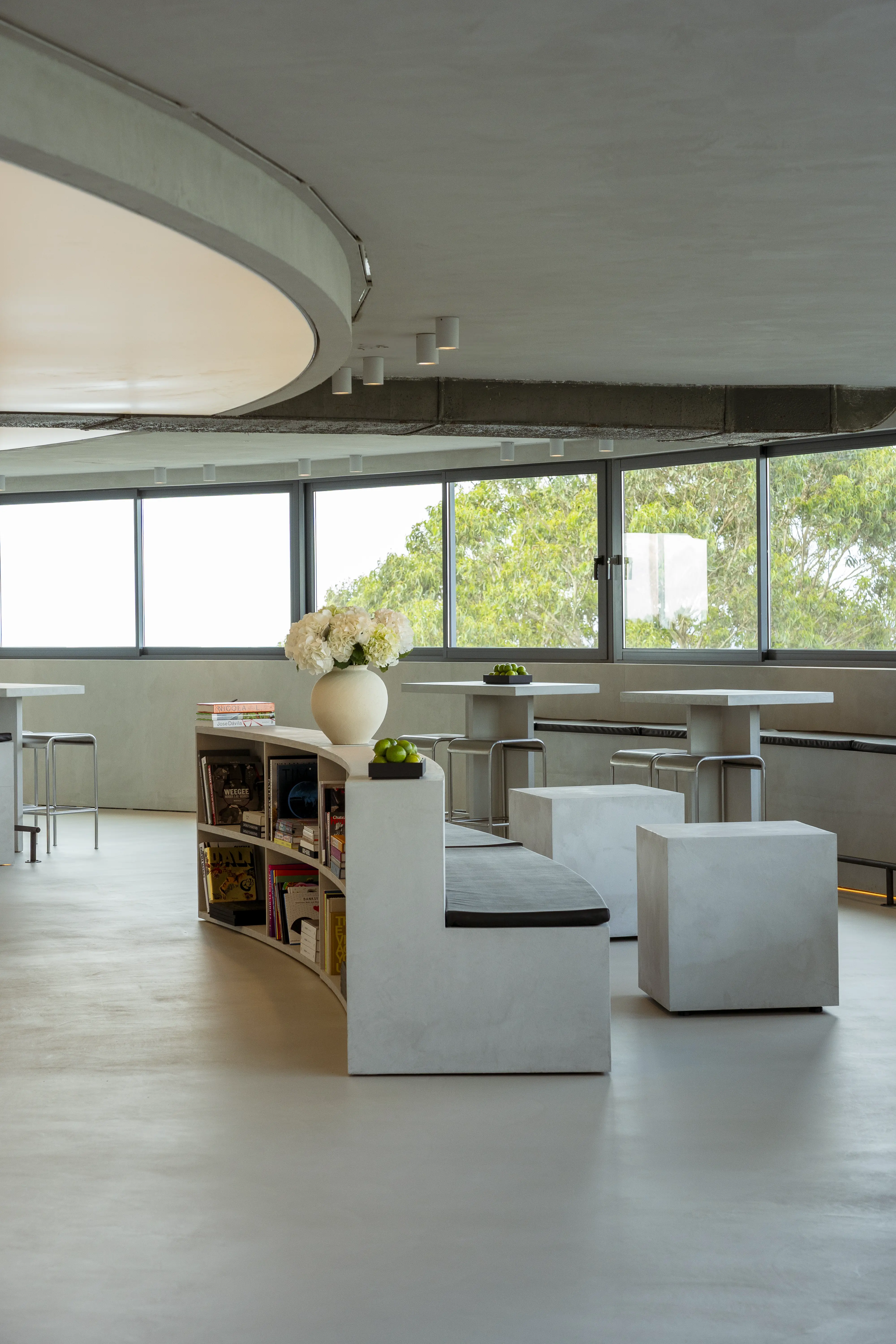 Interior cafeteria la cupula con decoracion moderna