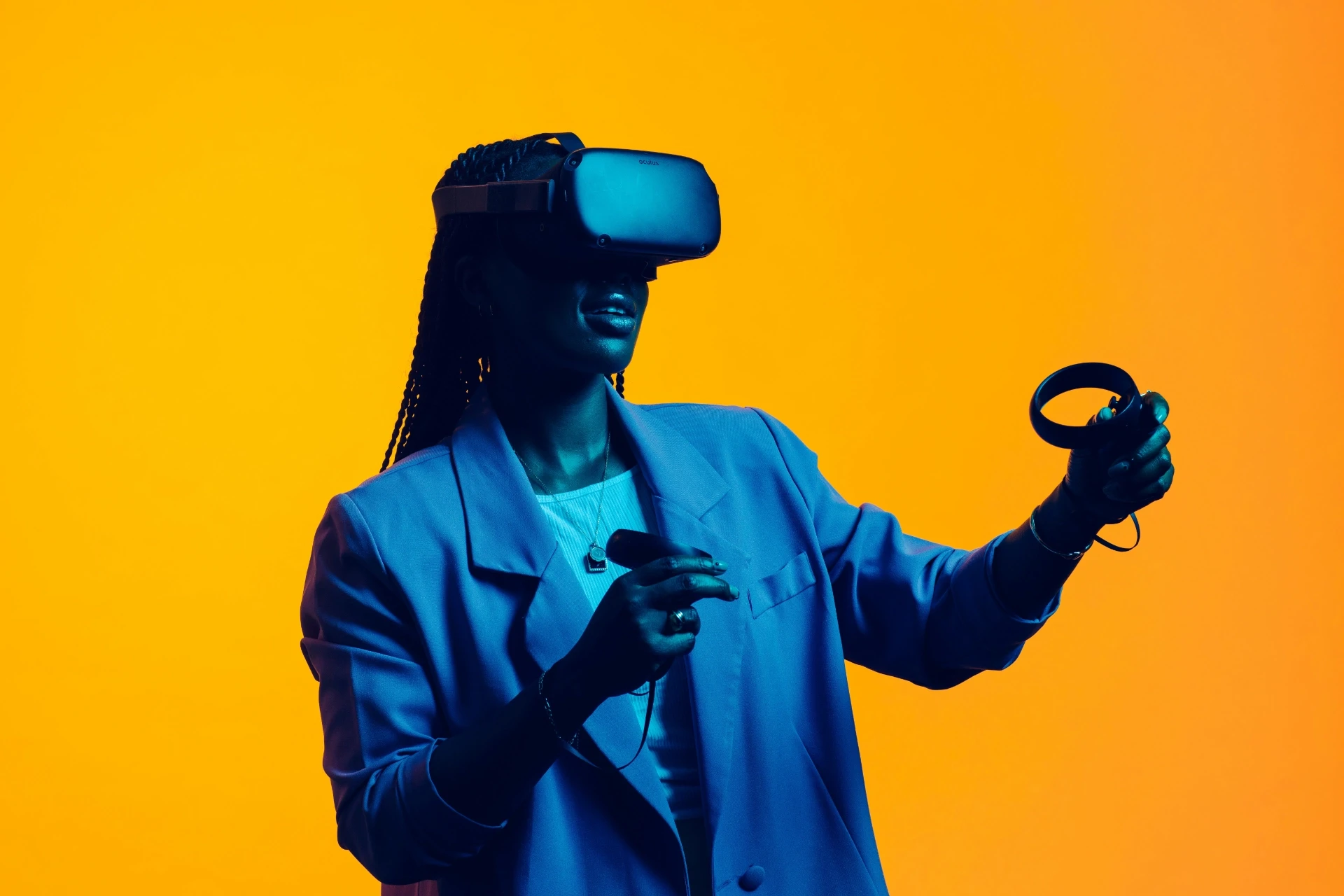 Person nutzt ein VR-Headset mit Controllern vor warmem Hintergrund – Sinnbild für Vorstellungskraft, Exploration und digitale Visionen.